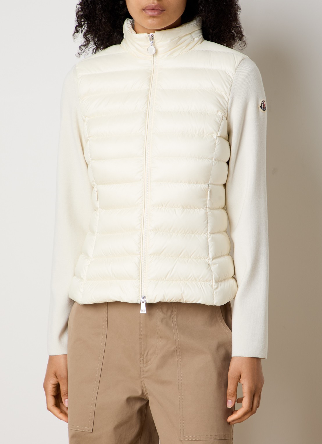 Moncler Fijngebreid vest van scheerwol met gewatteerd voor- en achterpand - detail 4 naturel