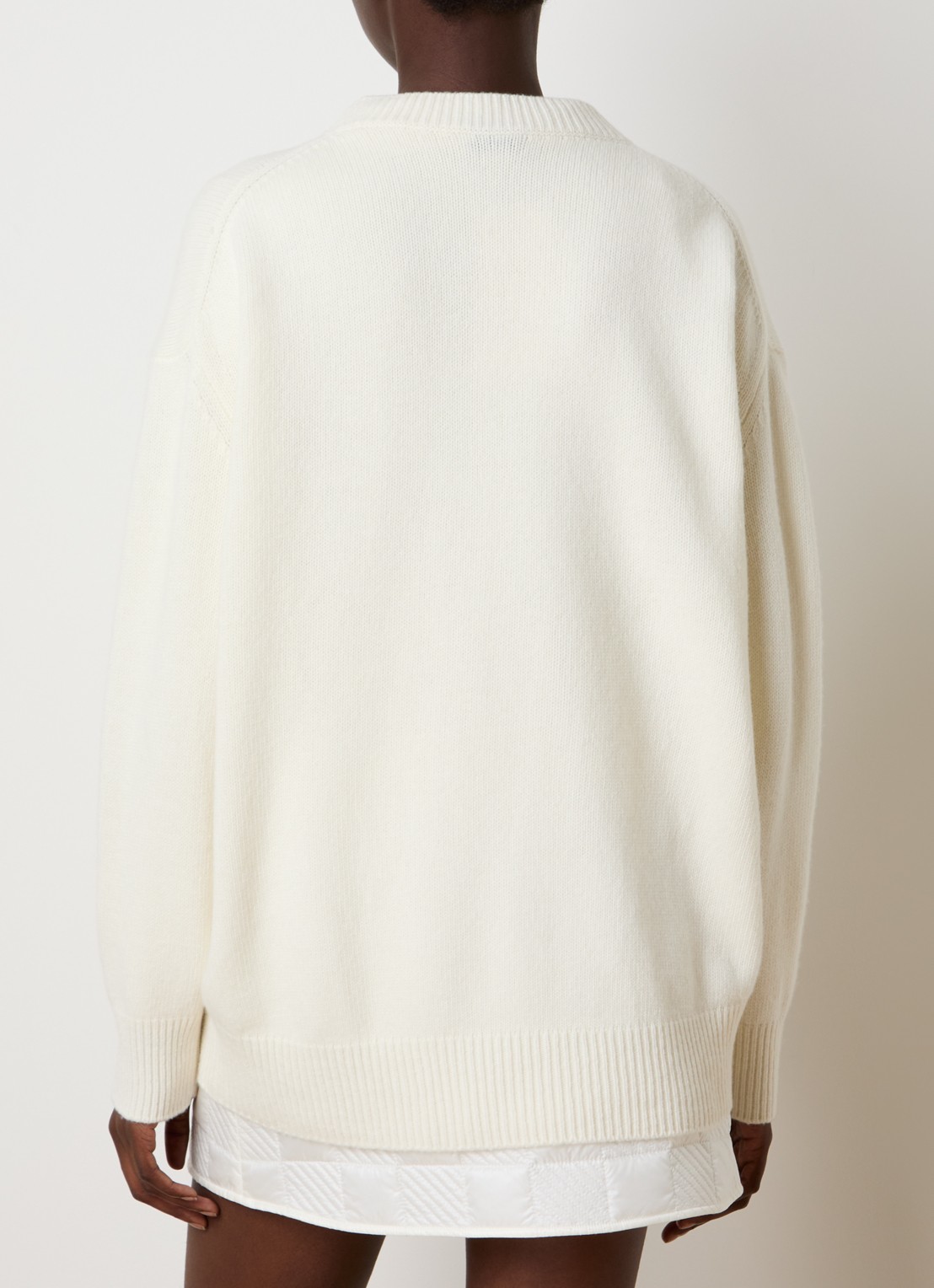 Moncler Fijngebreide pullover in kasjmierblend met logoborduring - achterkant gebroken wit