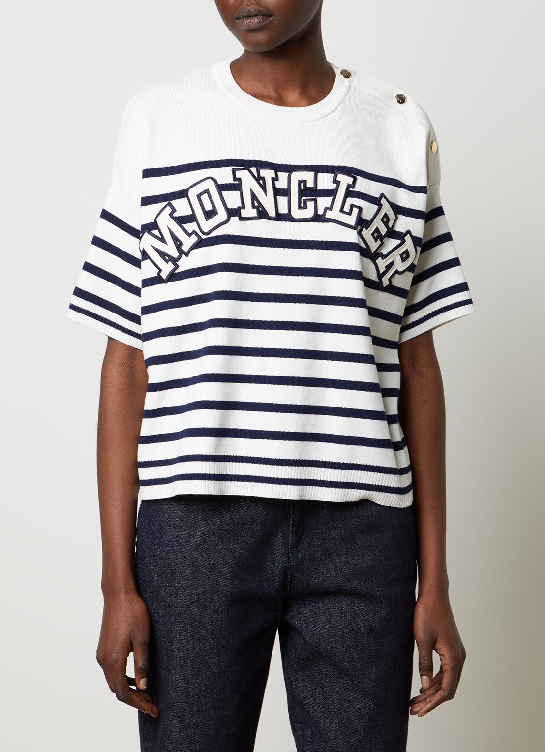 Moncler Fijngebreide top met logo en sierknopen - detail gebroken wit