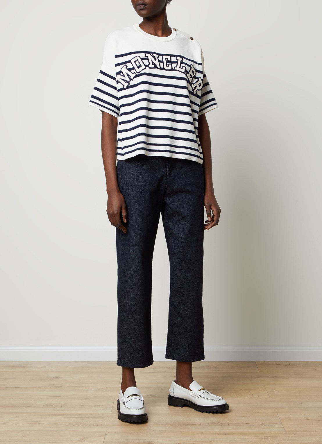 Moncler Fijngebreide top met logo en sierknopen - voorkant 5 gebroken wit