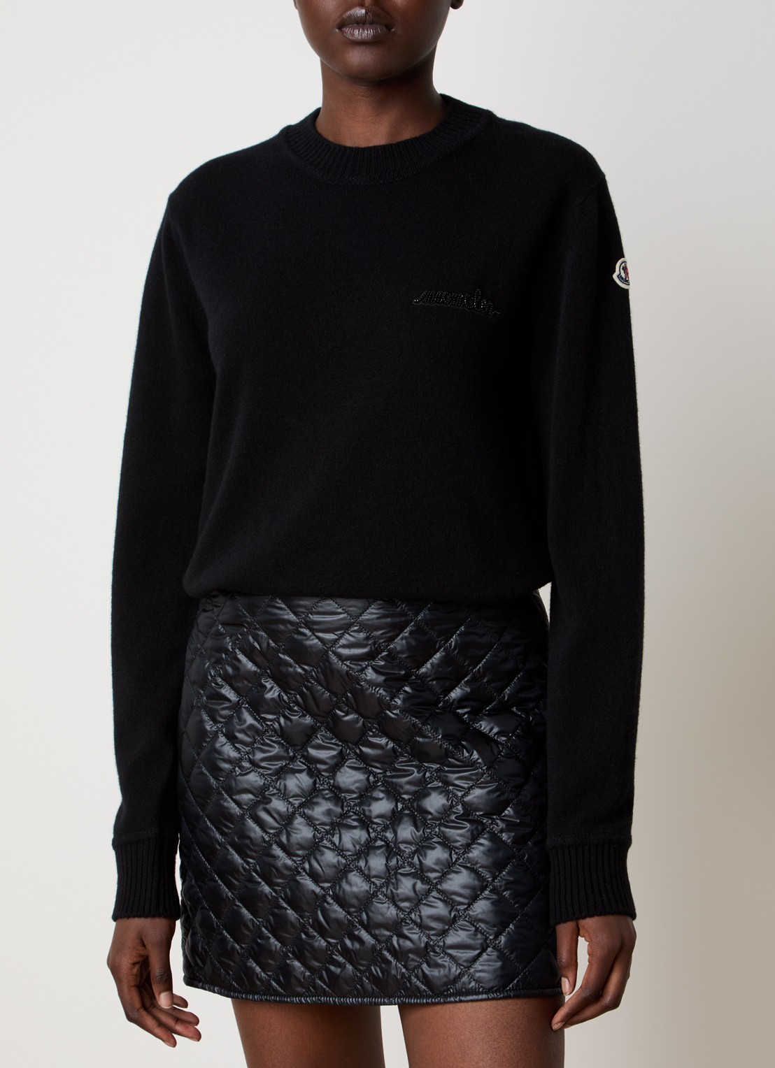 Moncler Fijngebreide trui in kasjmierblend met logo en strass - detail 2 zwart
