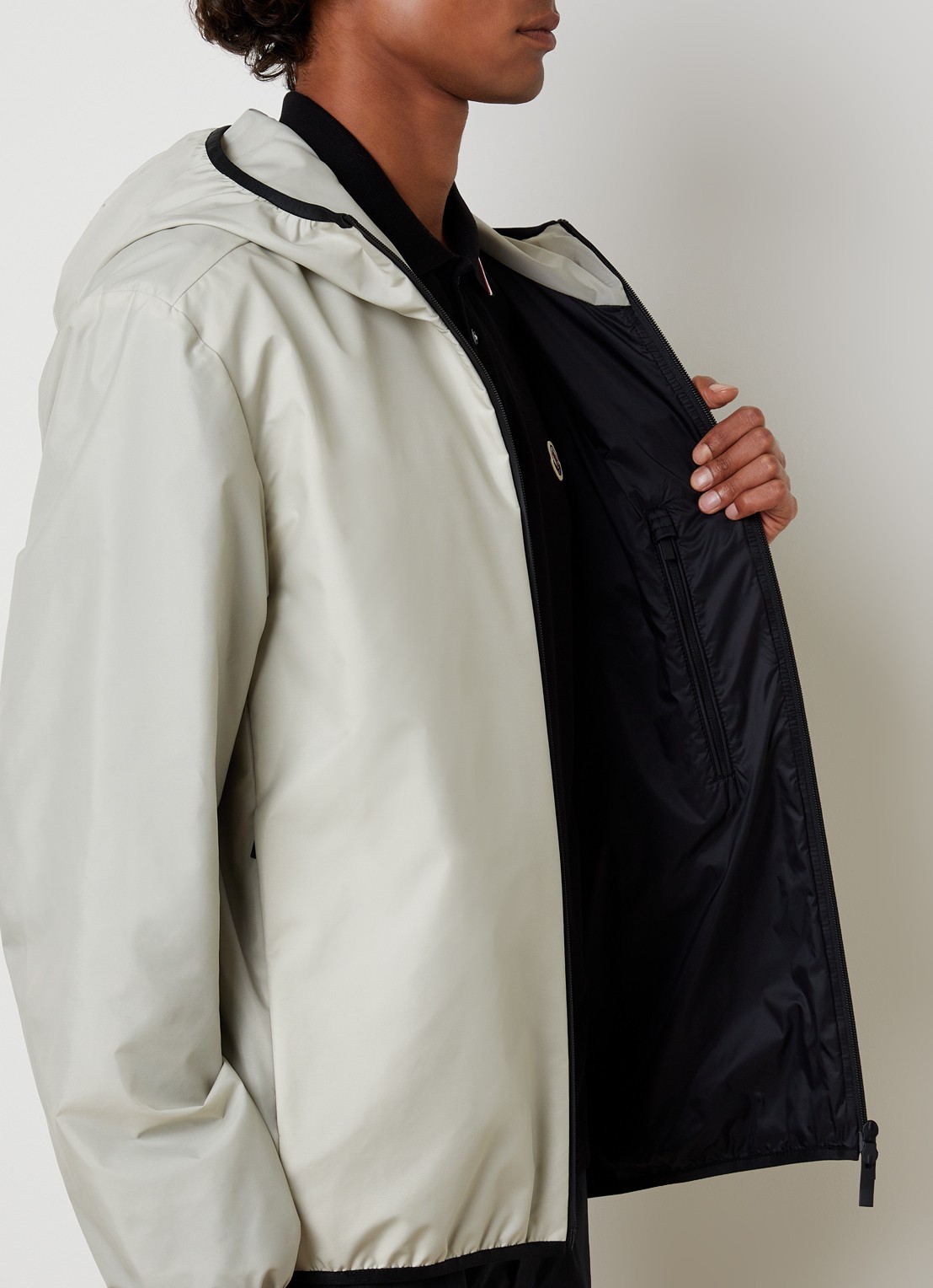 Moncler Fonteghi softshell jack met capuchon en ritszakken - detail 2 gebroken wit