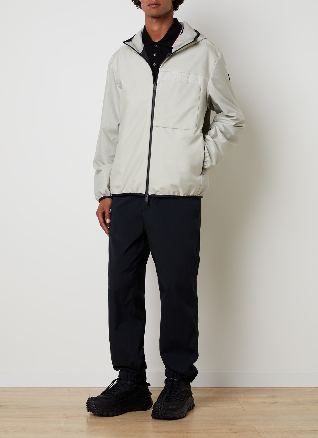 Moncler Fonteghi softshell jack met capuchon en ritszakken - voorkant 5 gebroken wit