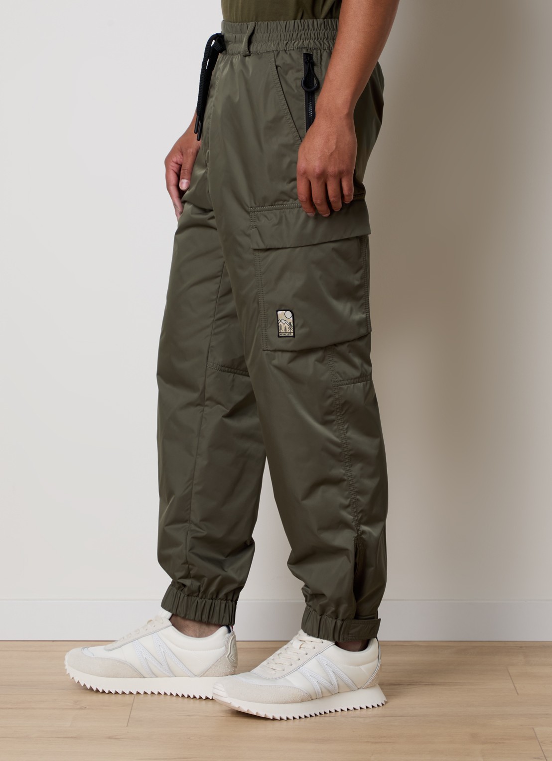 Moncler Gabardine tapered fit cargobroek met glanzende finish - detail 5 legergroen