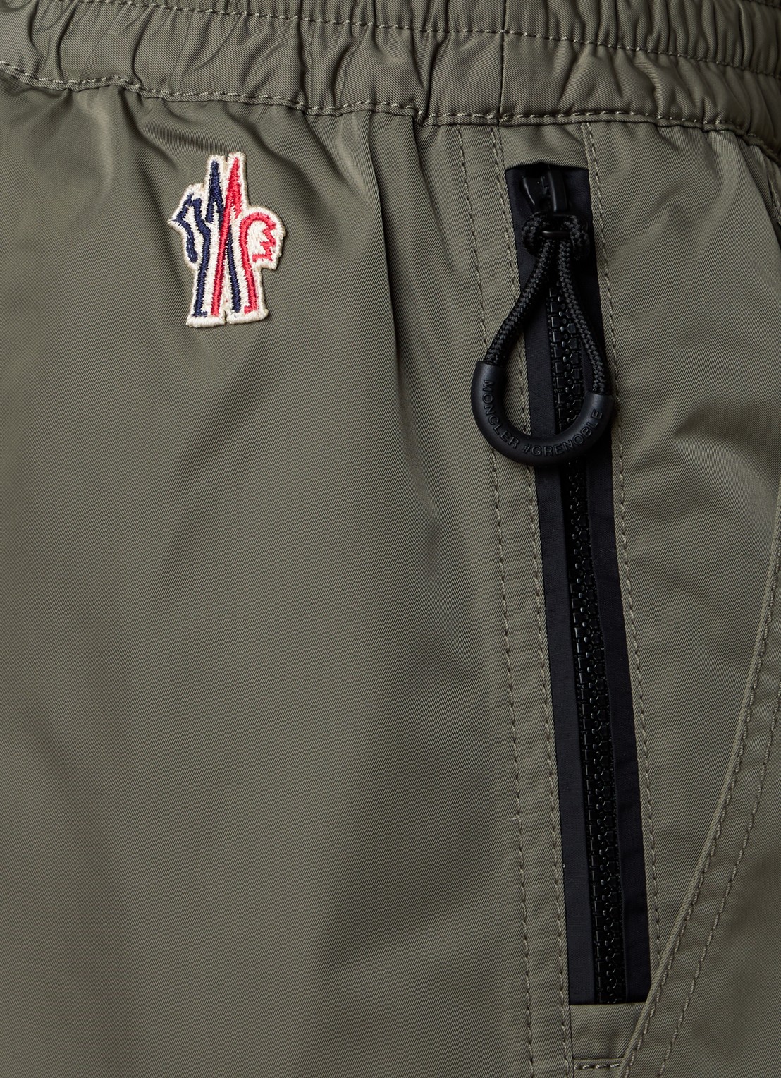 Moncler Gabardine tapered fit cargobroek met glanzende finish - detail 6 legergroen