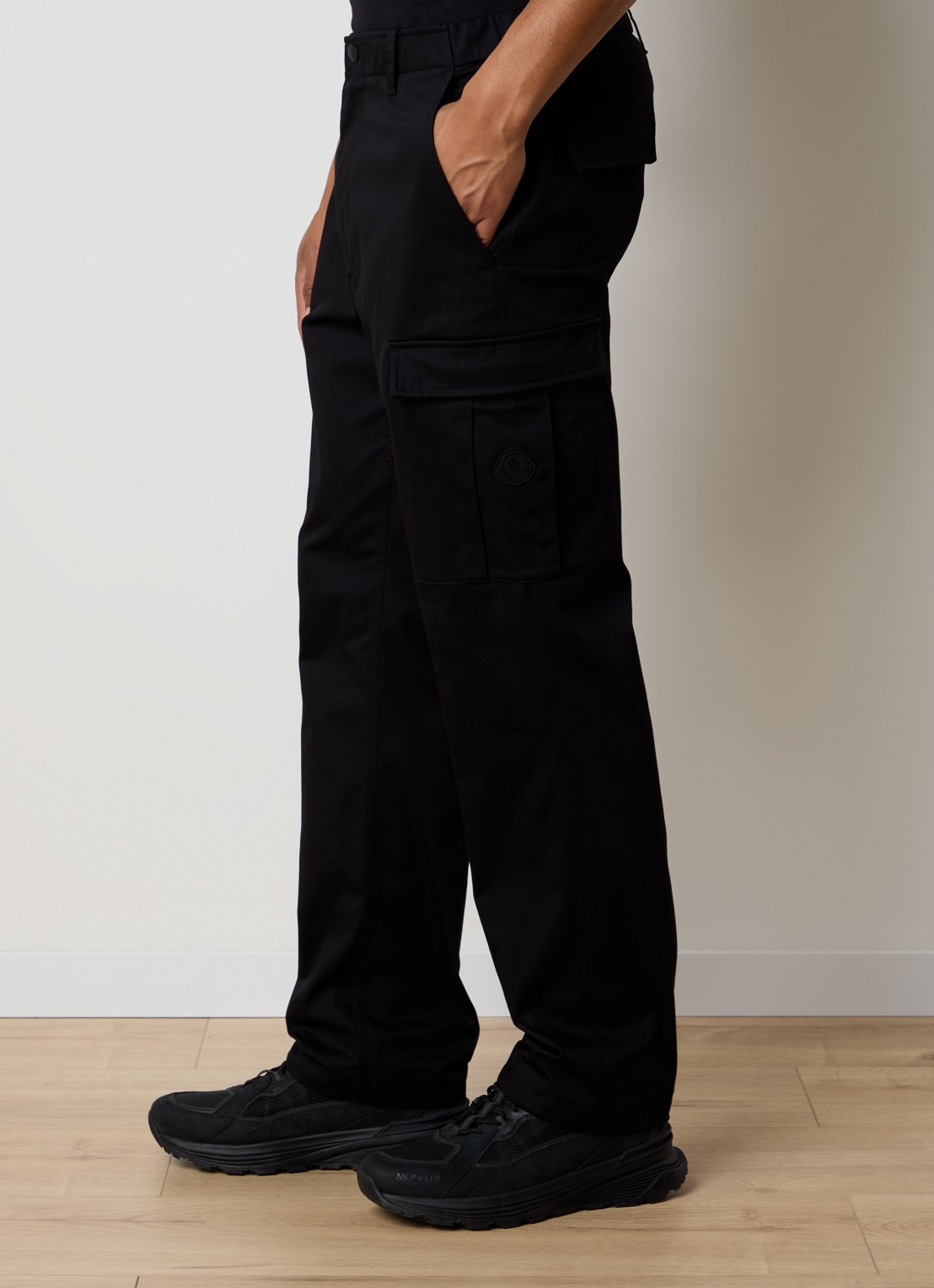 Moncler Gabardine tapered fit cargobroek met logo - detail 4 zwart