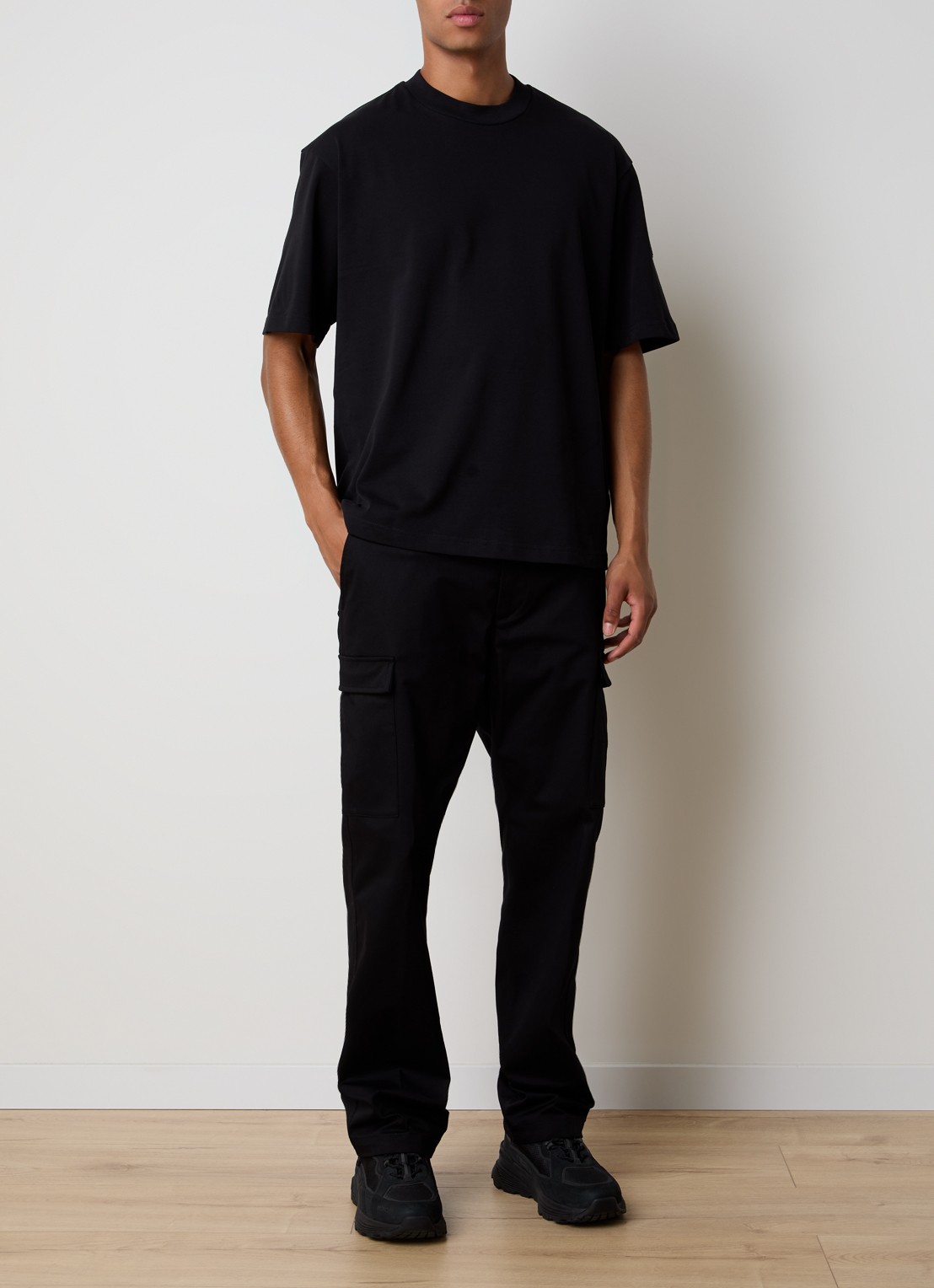 Moncler Gabardine tapered fit cargobroek met logo - voorkant 2 zwart