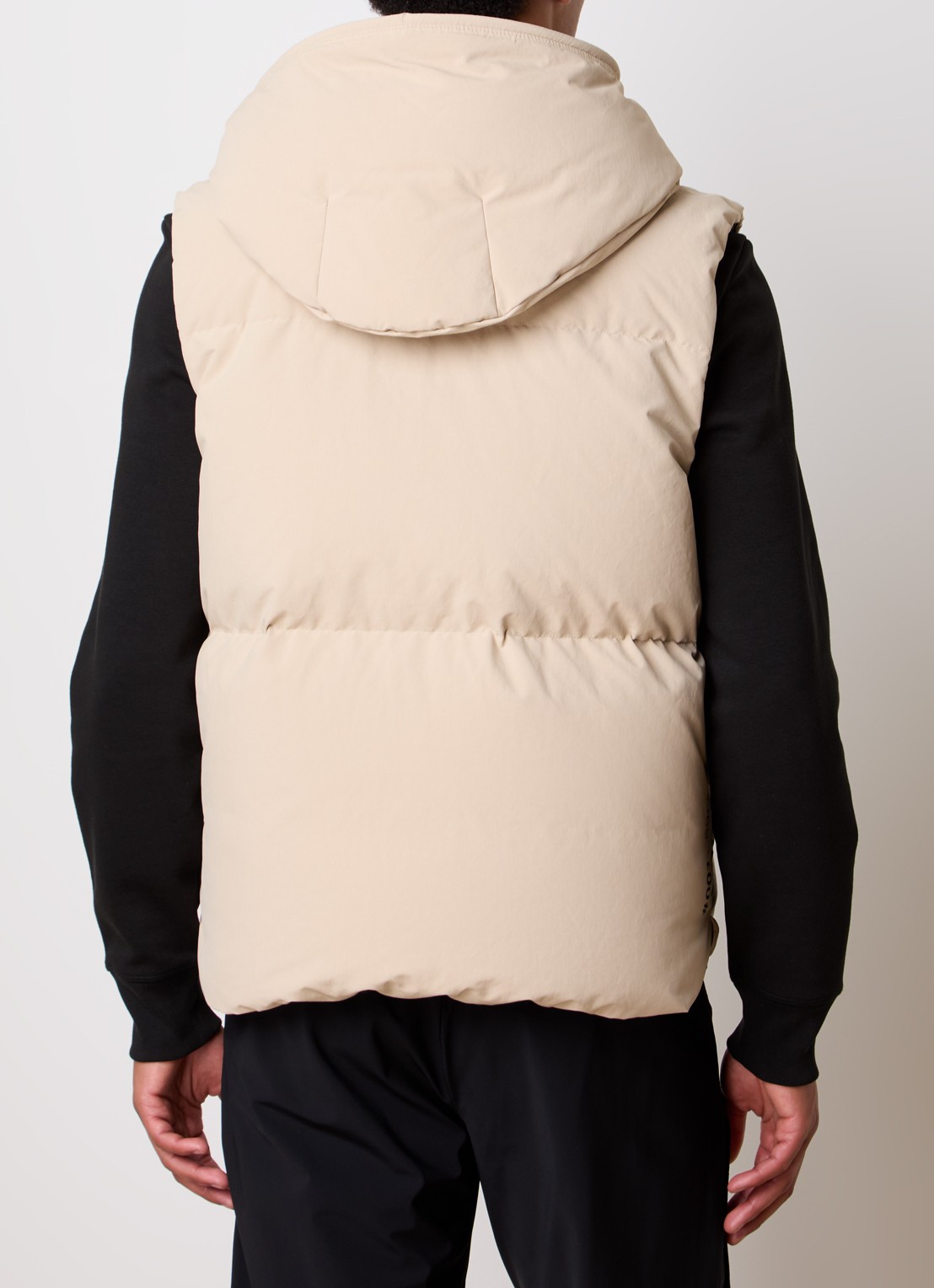 Moncler Gewatteerde bodywarmer met donsvulling en capuchon - achterkant beige