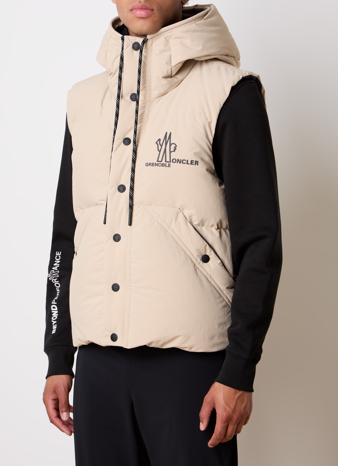 Moncler Gewatteerde bodywarmer met donsvulling en capuchon - detail 2 beige