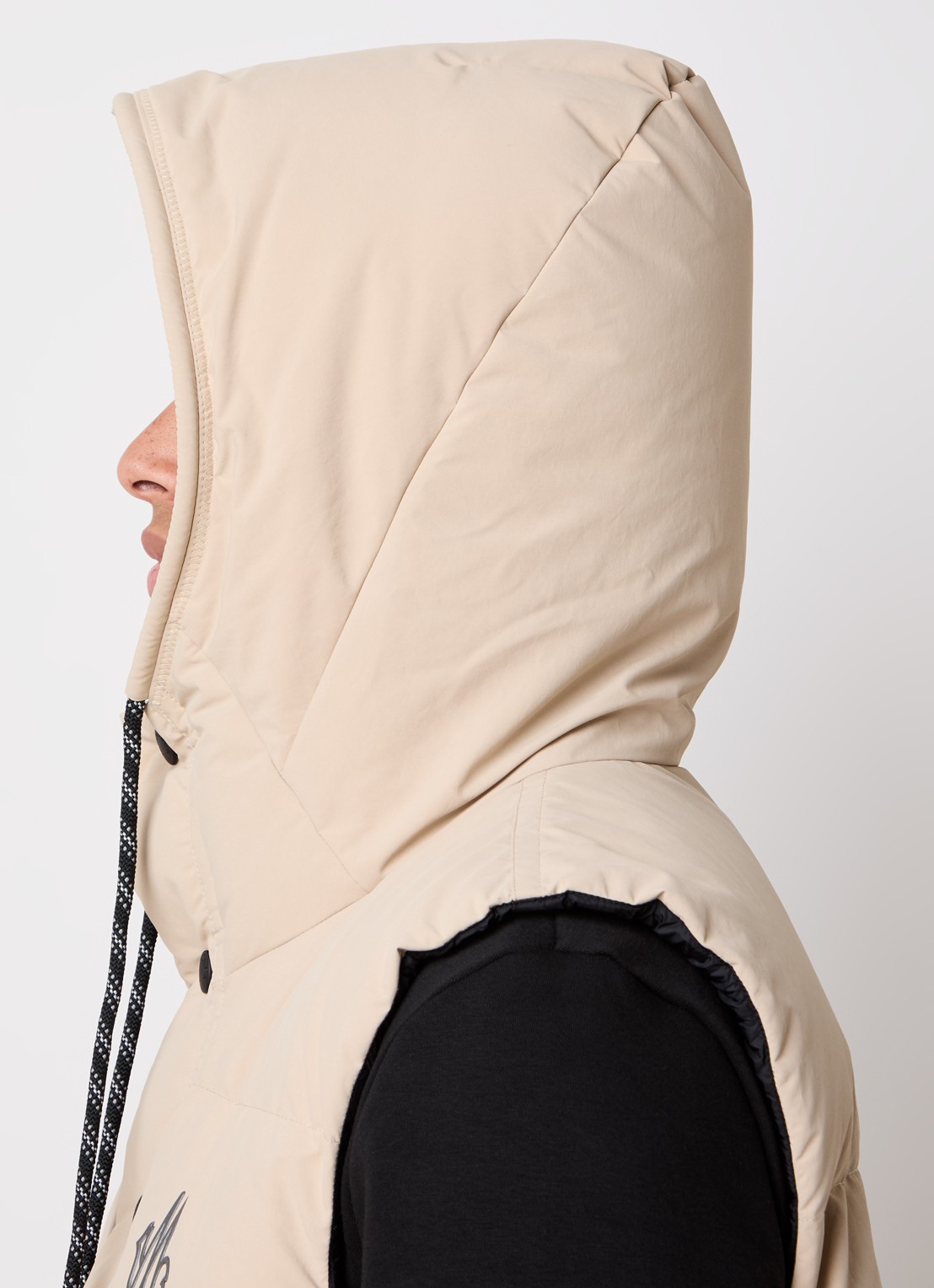Moncler Gewatteerde bodywarmer met donsvulling en capuchon - detail 3 beige