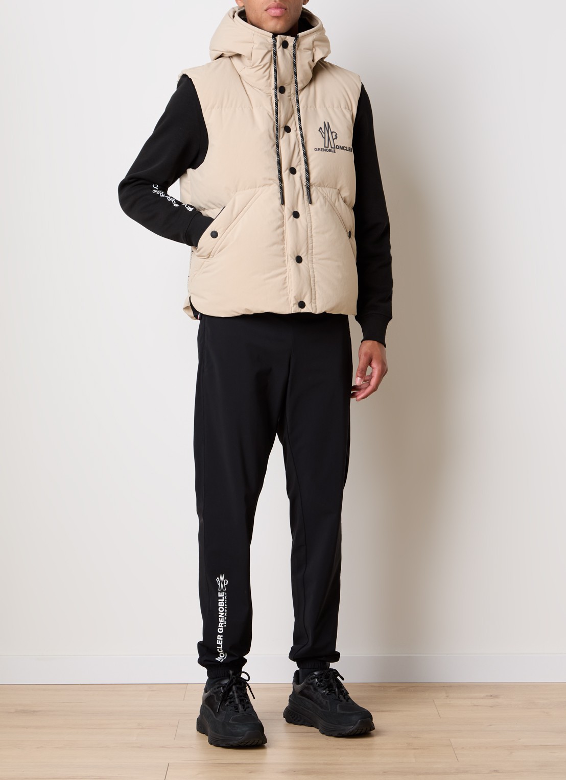 Moncler Gewatteerde bodywarmer met donsvulling en capuchon - voorkant 6 beige
