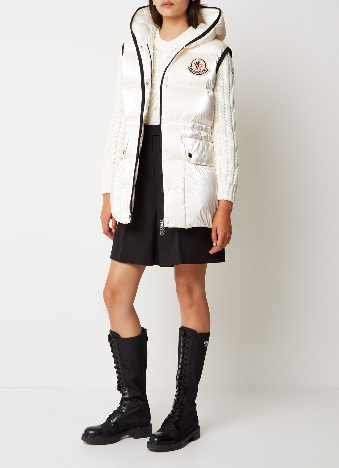 Moncler Gewatteerde bodywarmer met donsvulling en glanzende finish - voorkant 3 creme