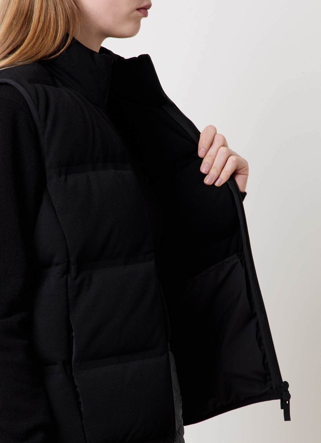 Moncler Gewatteerde bodywarmer met donsvulling en logo - detail 5 zwart