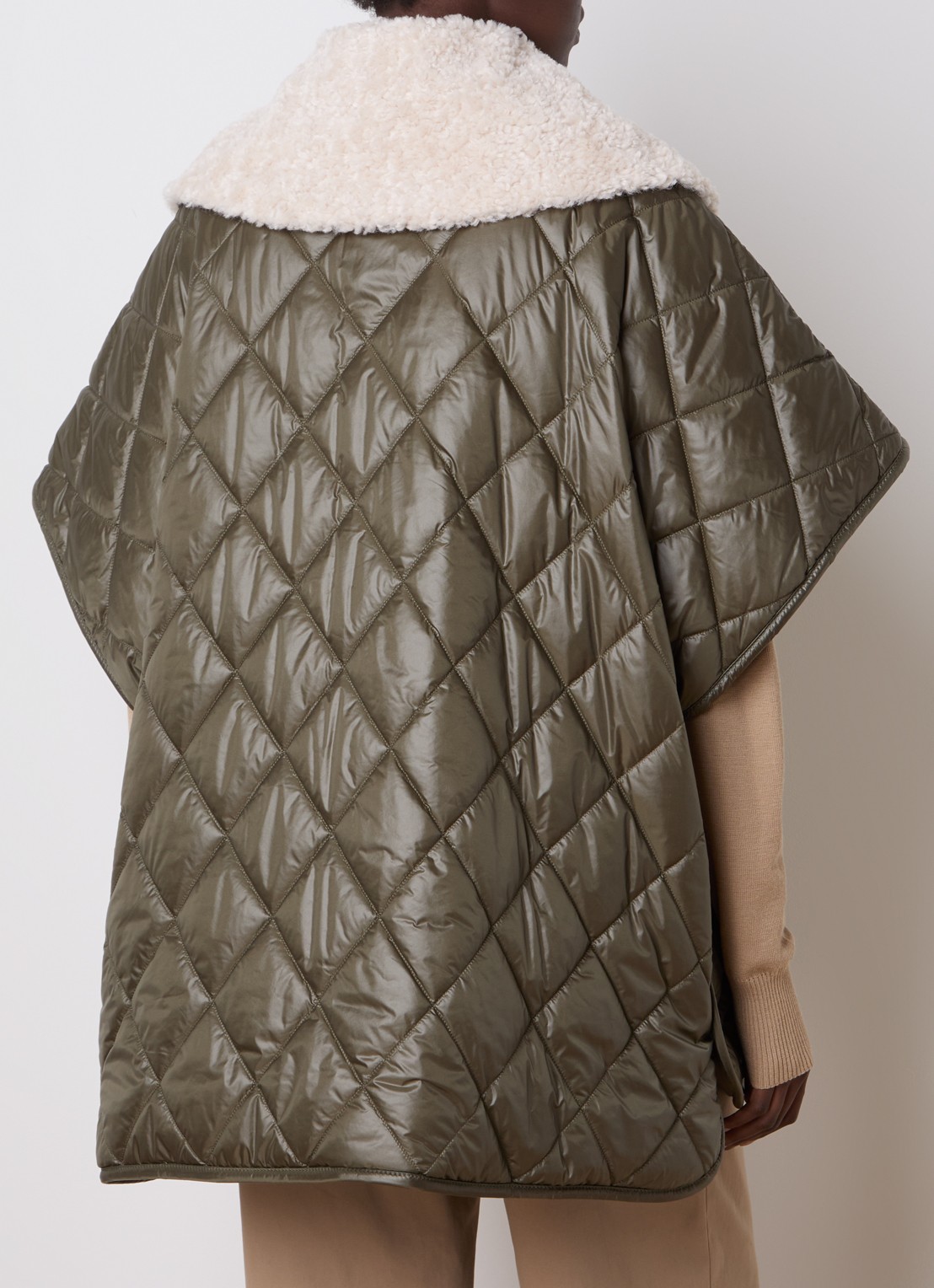 Moncler Gewatteerde cape met donsvulling en steekzakken - achterkant olijfgroen