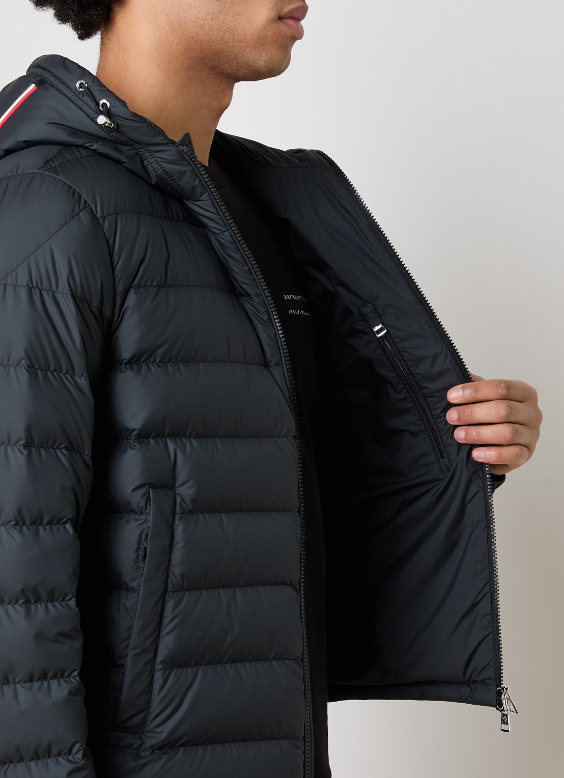 Moncler Gewatteerde jas met donsvulling en capuchon - detail 5 zwart