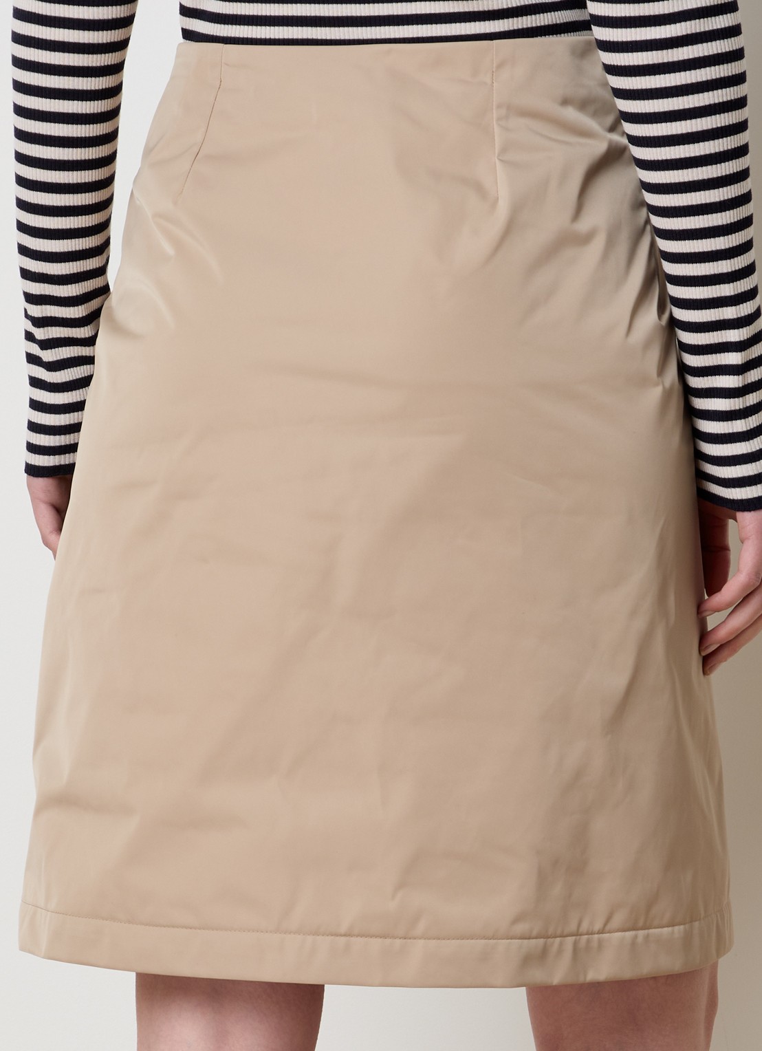 Moncler Gonna mini kokerrok met logo - achterkant beige