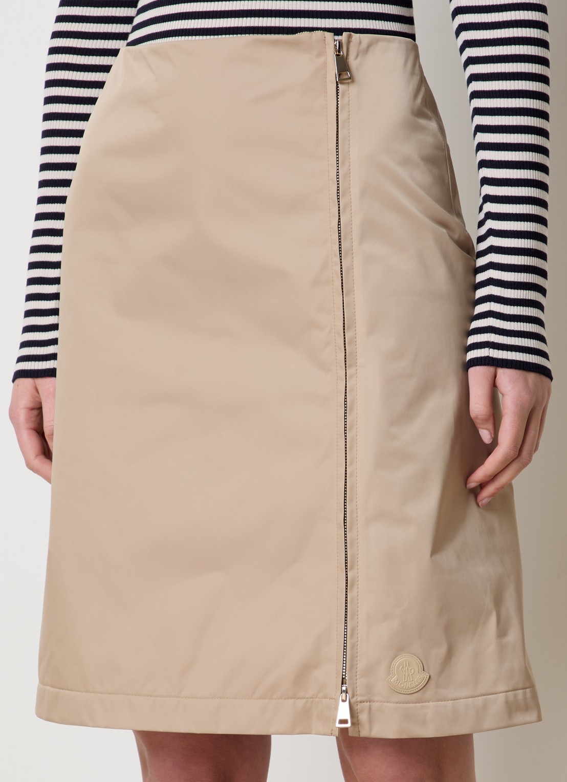 Moncler Gonna mini kokerrok met logo - detail 4 beige