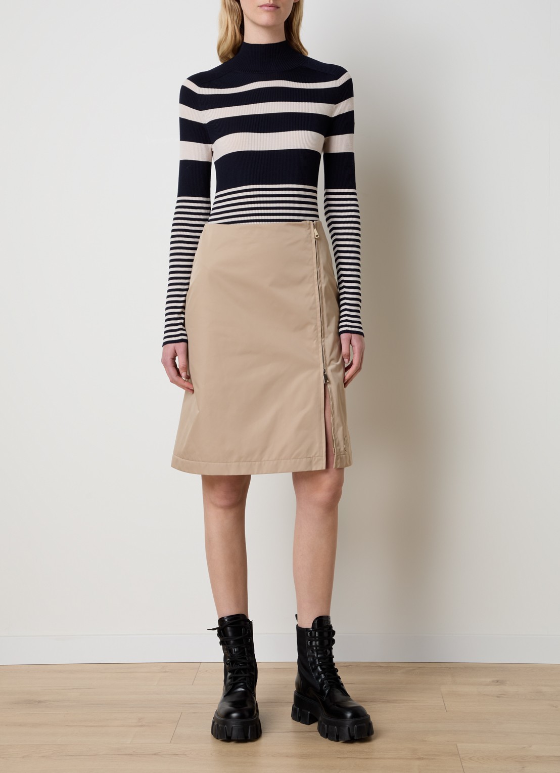 Moncler Gonna mini kokerrok met logo - voorkant 3 beige