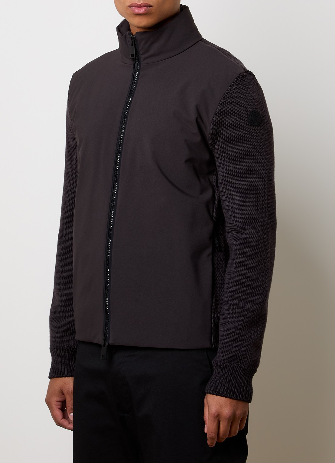 Moncler Grofgebreid vest van scheerwol met gewatteerd voorpand - detail donkerbruin