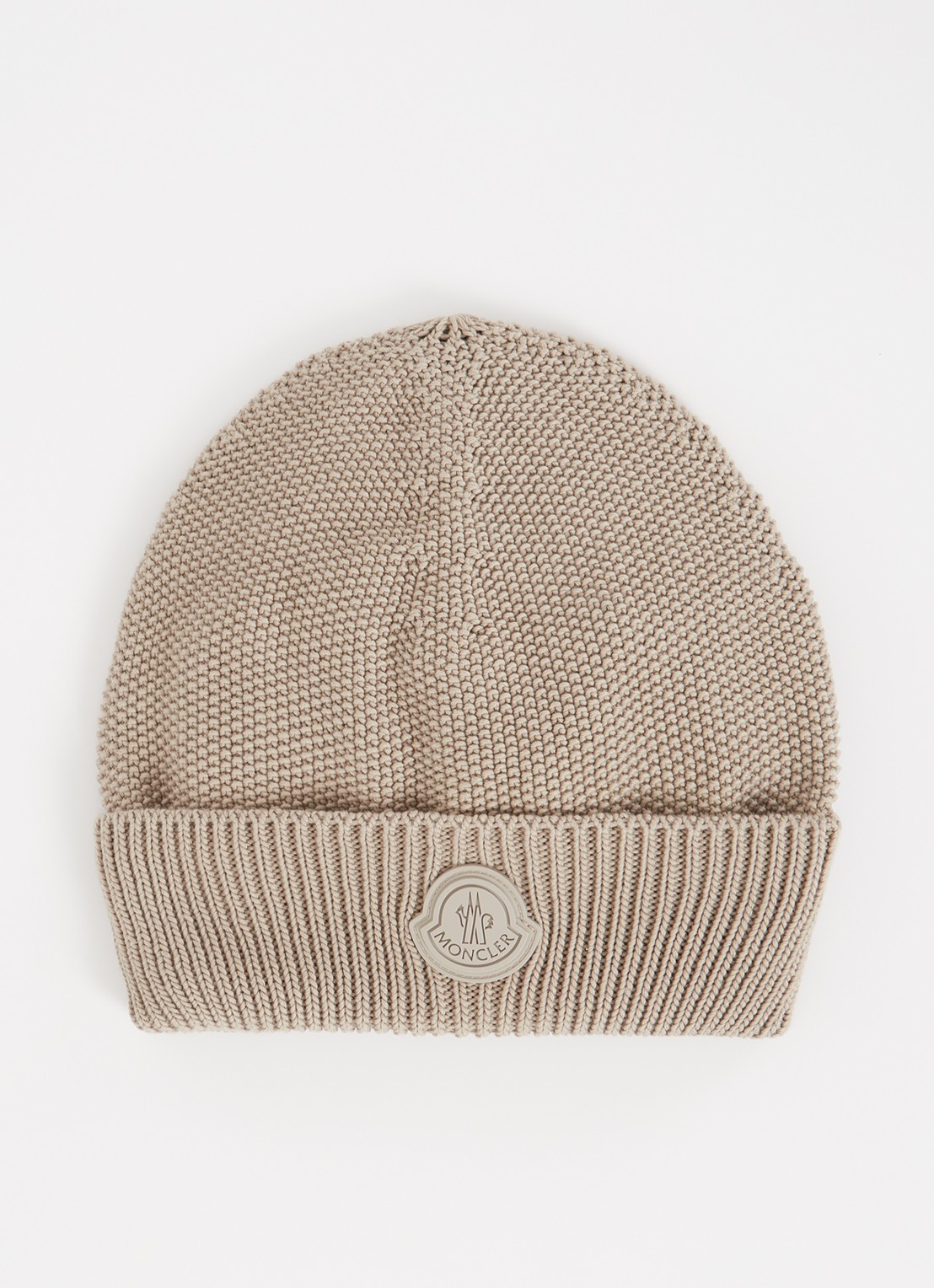 Moncler Grofgebreide muts met logo  - voorkant donkerbeige
