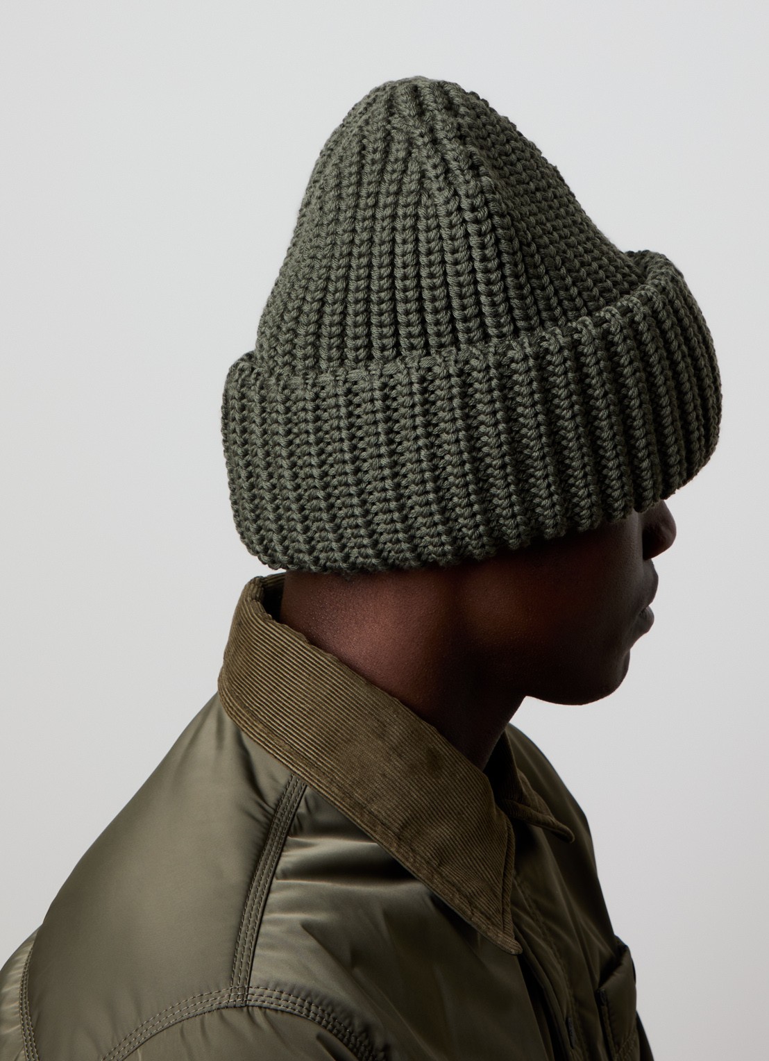 Moncler Grofgebreide muts van wol met logo - voorkant 2 legergroen