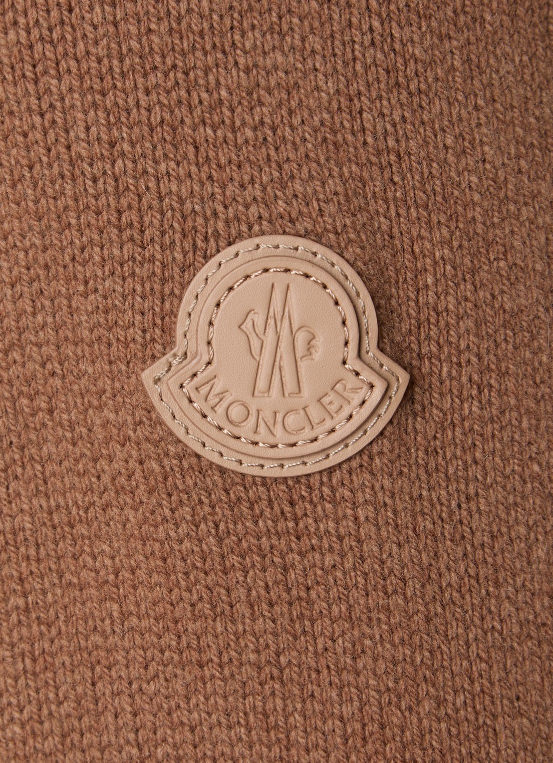Moncler Grofgebreide trui in kasjmierblend met logo - detail 5 lichtbruin