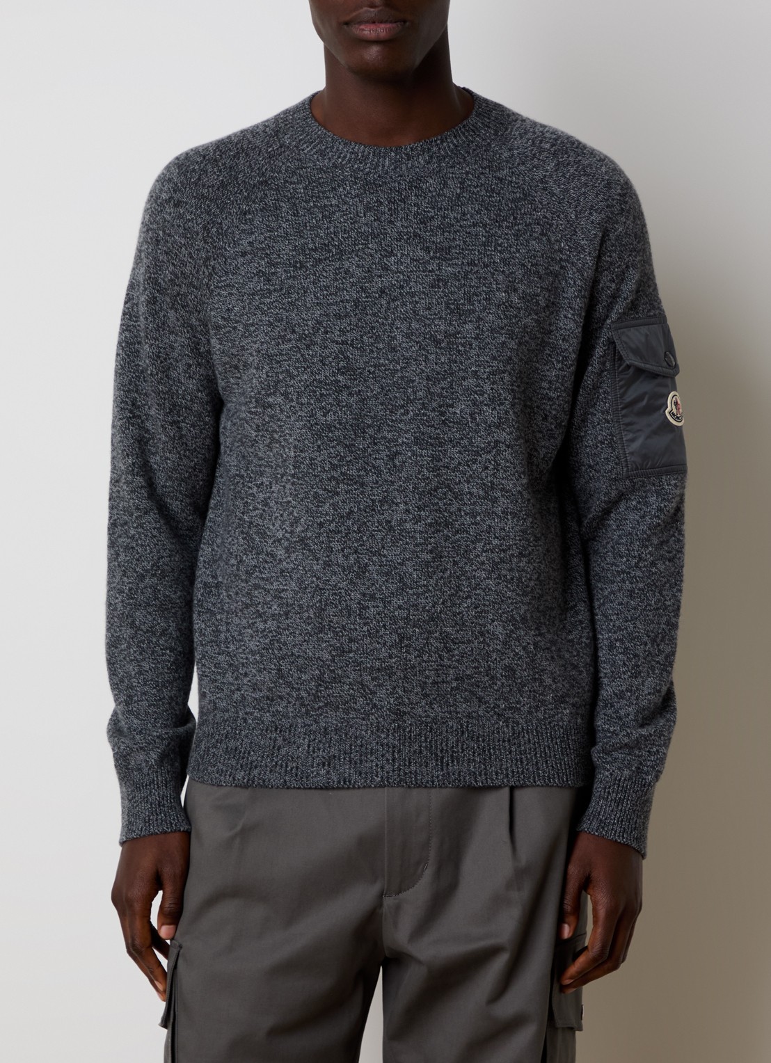Moncler Grofgebreide trui in scheerwolblend met logo - detail grijs
