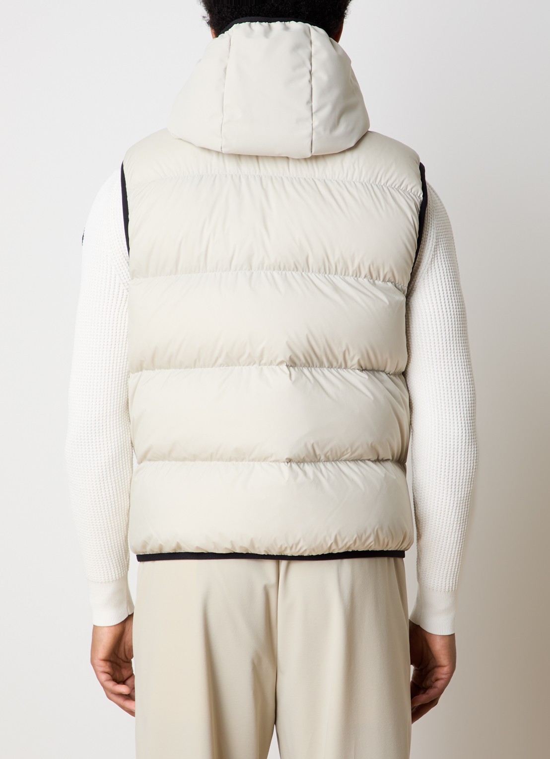 Moncler Guersac gewatteerde bodywarmer met donsvulling en afneembare capuchon - achterkant beige