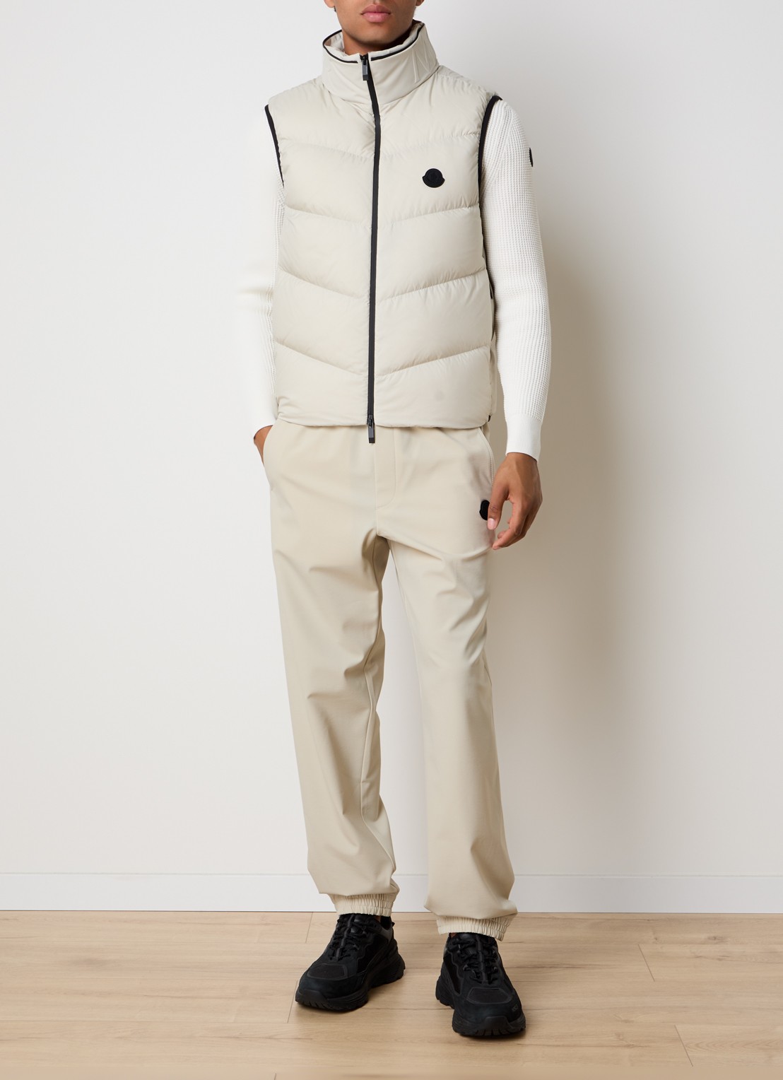Moncler Guersac gewatteerde bodywarmer met donsvulling en afneembare capuchon - voorkant 3 beige