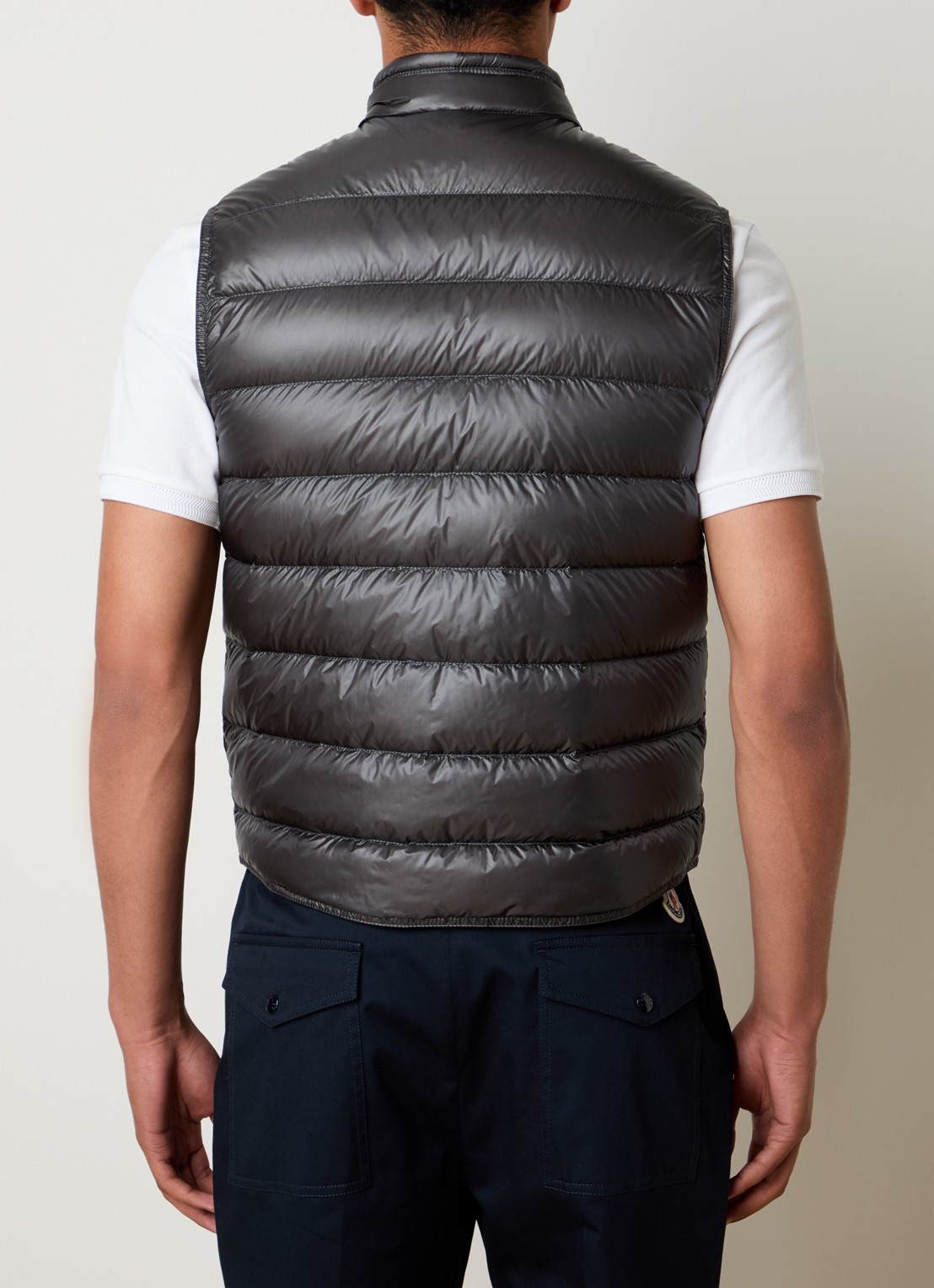 Moncler Gui gewatteerde bodywarmer met donsvulling en logo - achterkant 6 antraciet