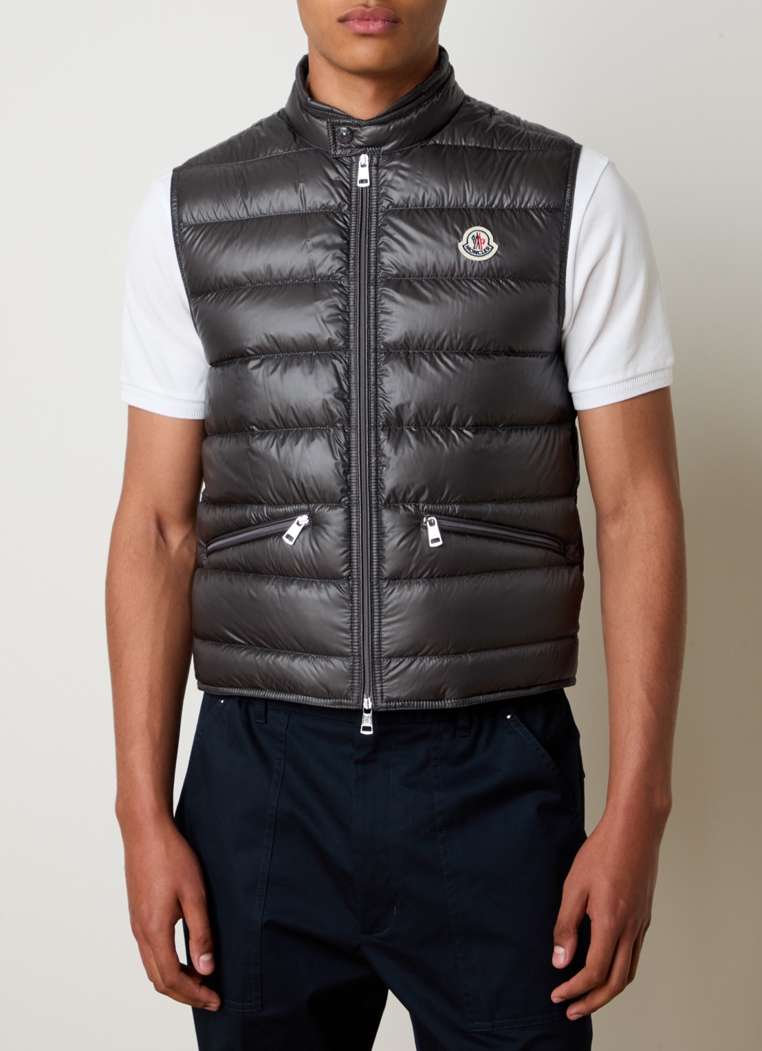 Moncler Gui gewatteerde bodywarmer met donsvulling en logo - detail antraciet