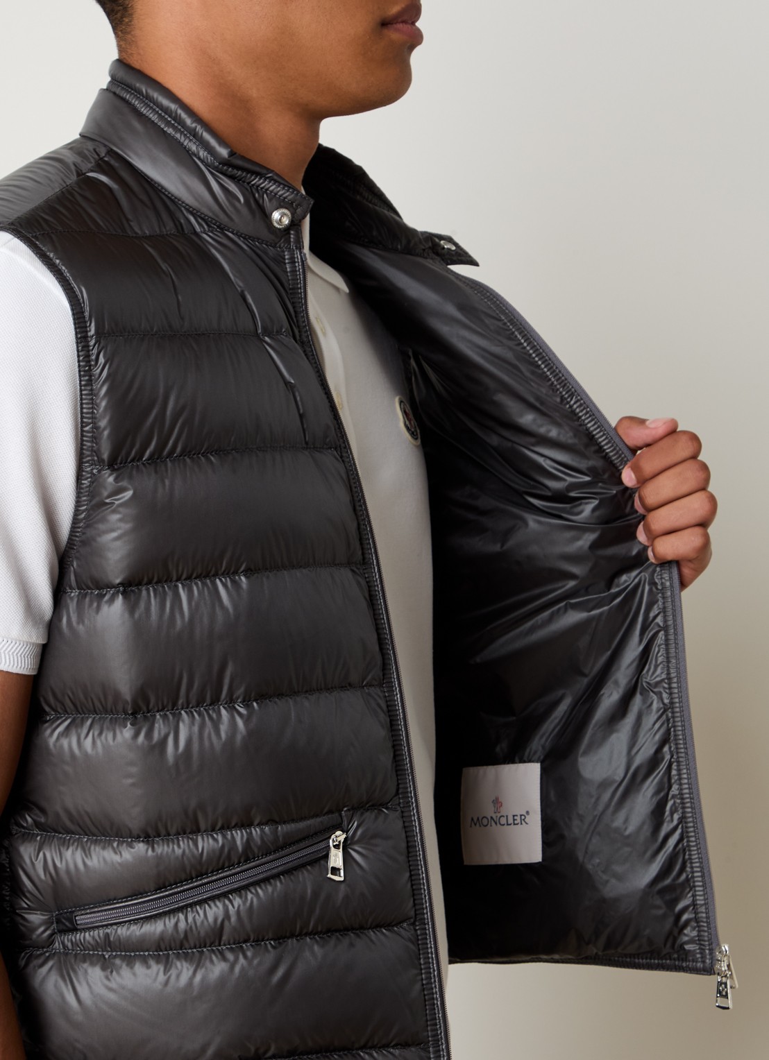 Moncler Gui gewatteerde bodywarmer met donsvulling en logo - detail 2 antraciet