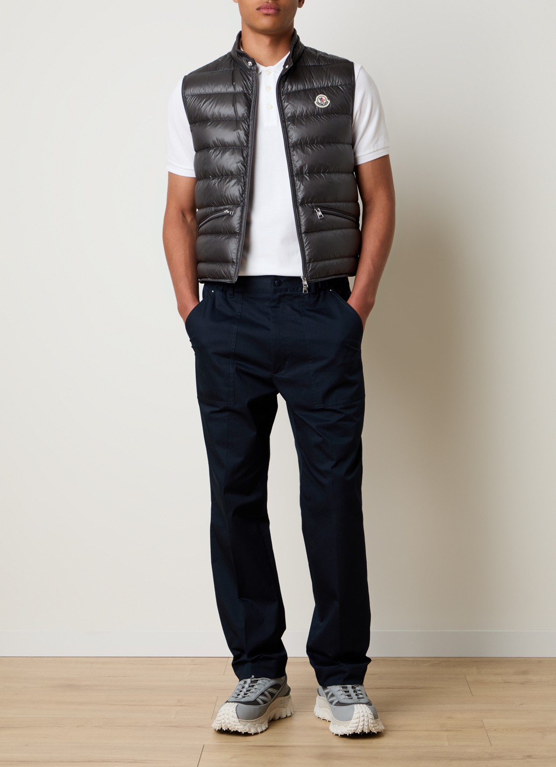 Moncler Gui gewatteerde bodywarmer met donsvulling en logo - voorkant 5 antraciet