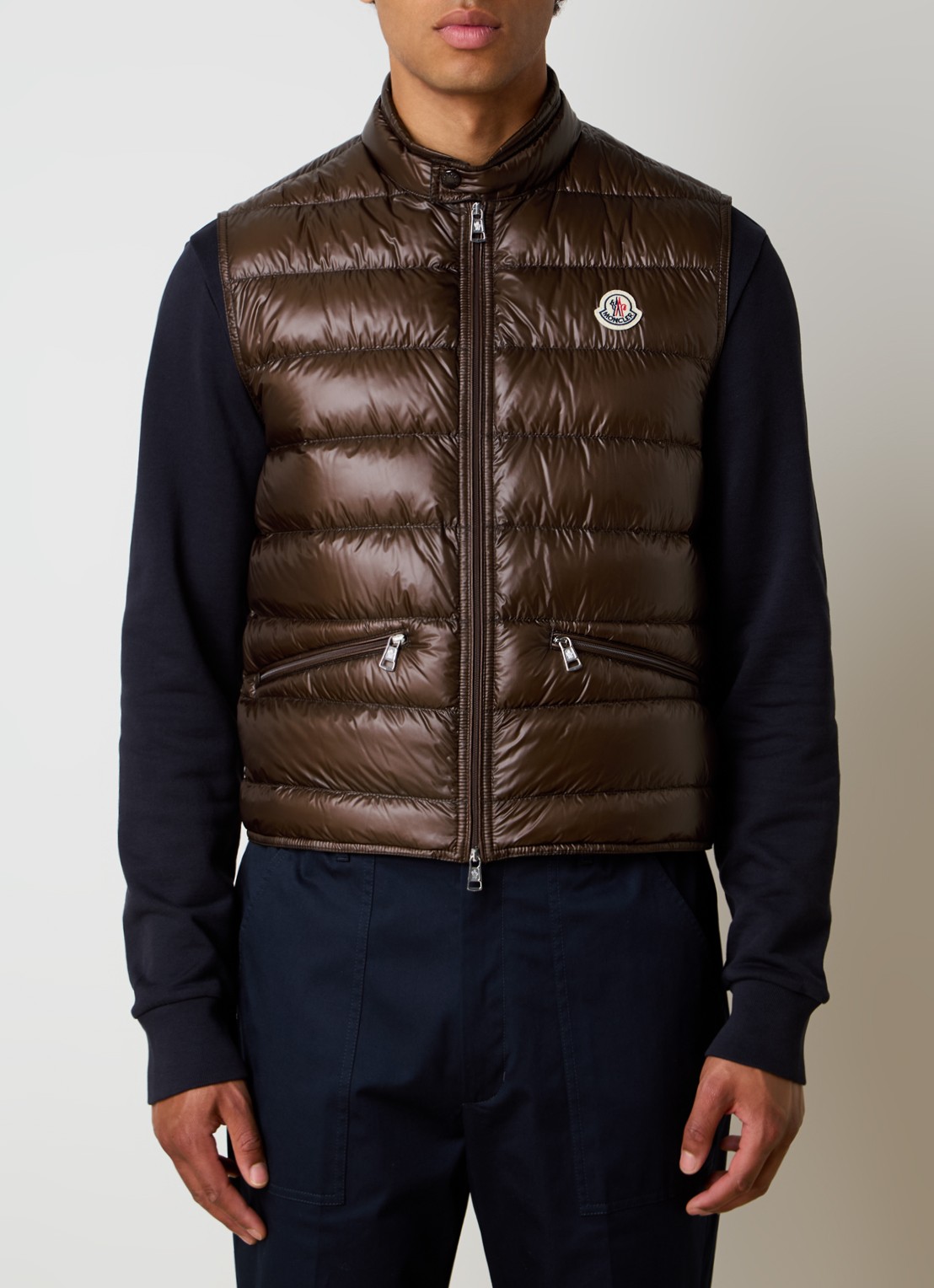 Moncler Gui gewatteerde bodywarmer met donsvulling en logo - detail 3 bruin