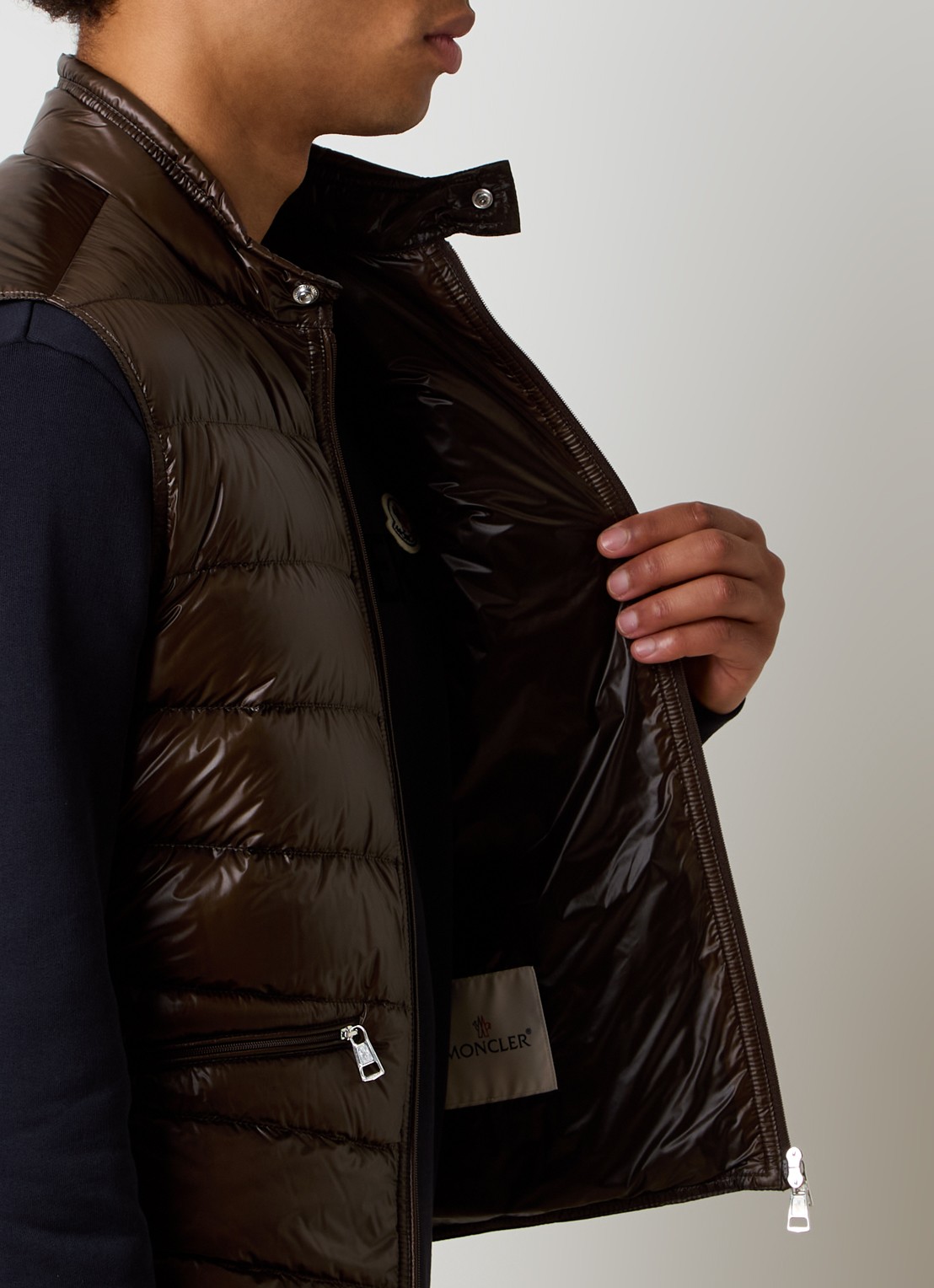 Moncler Gui gewatteerde bodywarmer met donsvulling en logo - detail 4 bruin