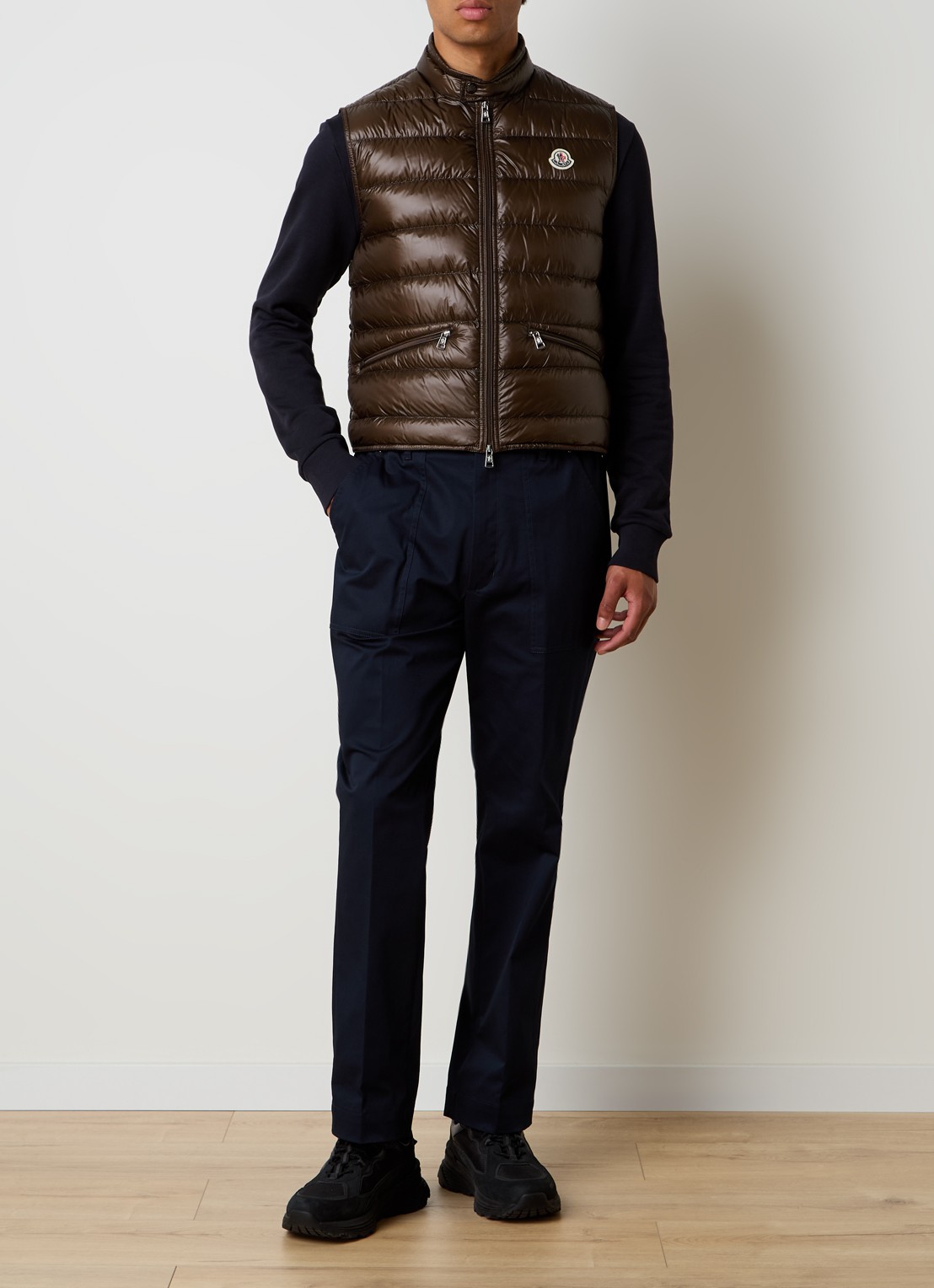 Moncler Gui gewatteerde bodywarmer met donsvulling en logo - voorkant 2 bruin