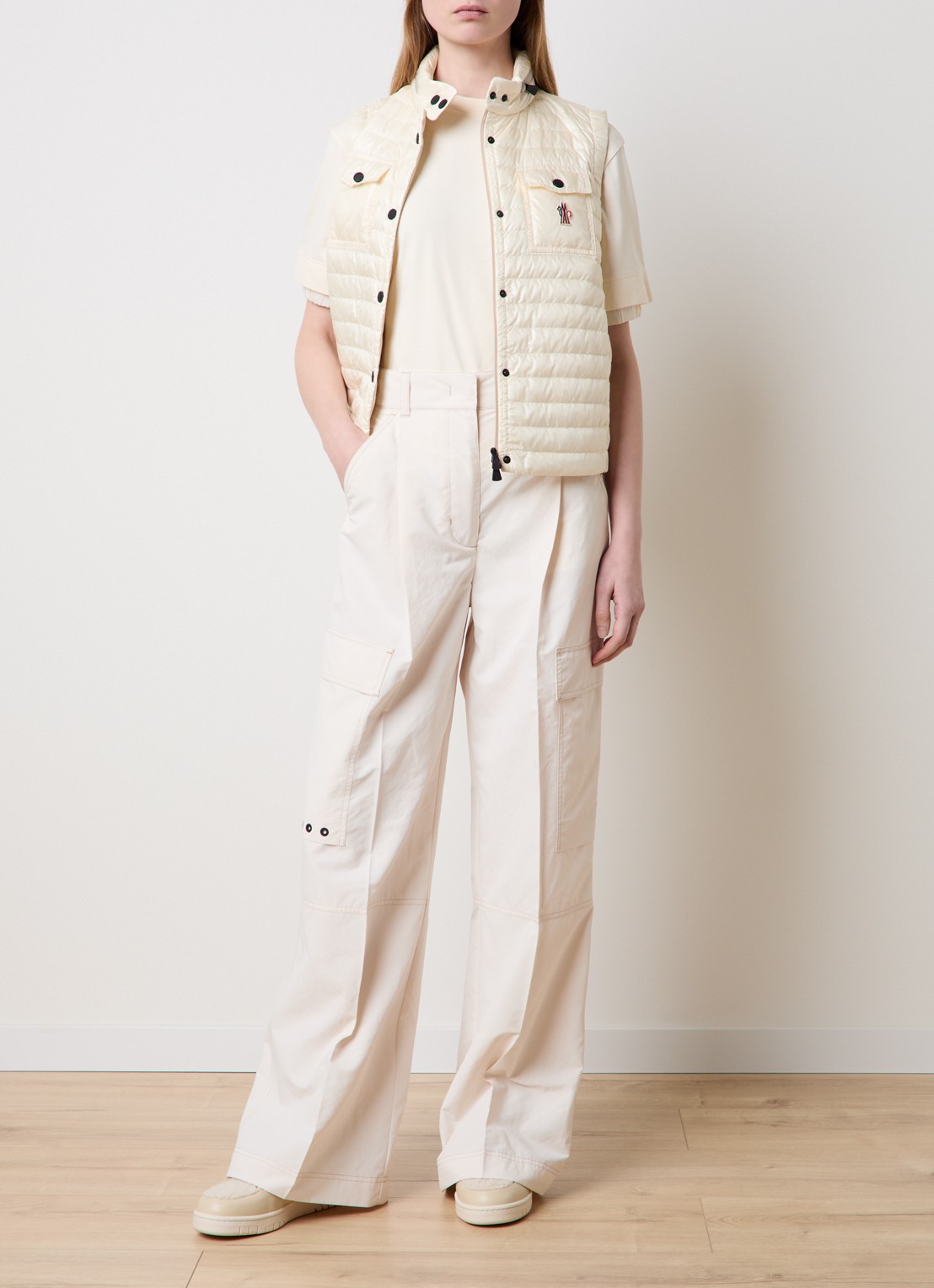 Moncler Gumiane gewatteerde bodywarmer met donsvulling en opbergbare capuchon - voorkant 6 creme