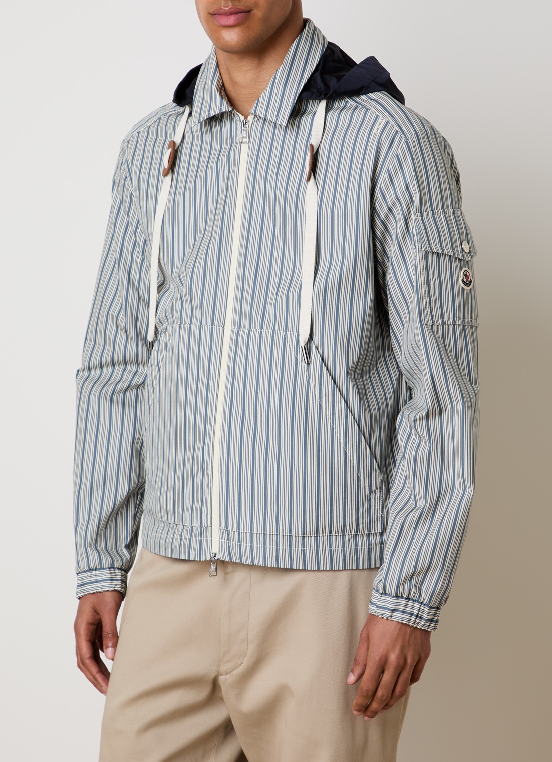 Moncler Havas windjack met streepprint en afneembare capuchon - detail 2 blauwgrijs