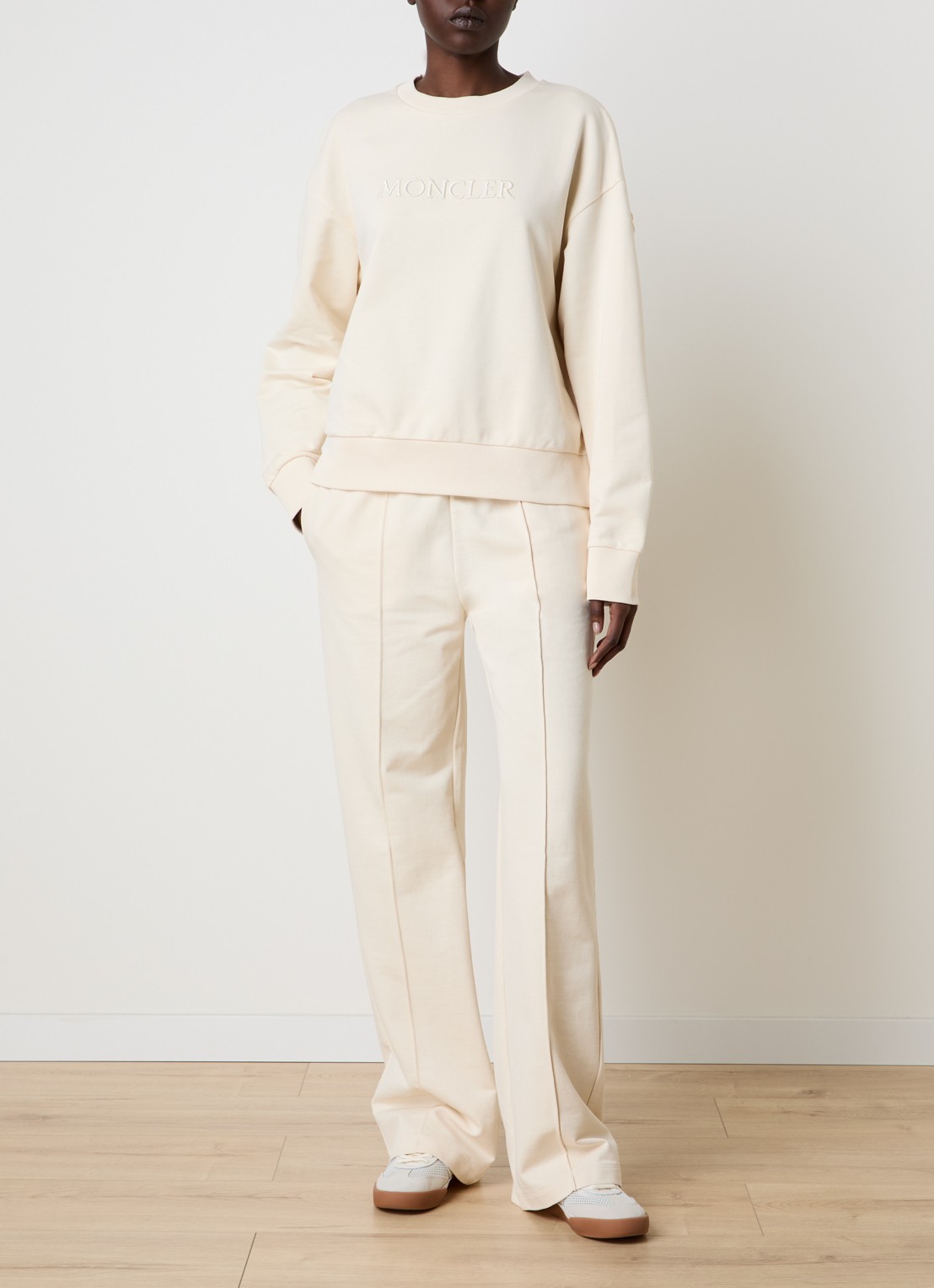 Moncler High waist flared fit joggingbroek met steekzakken - voorkant 3 naturel