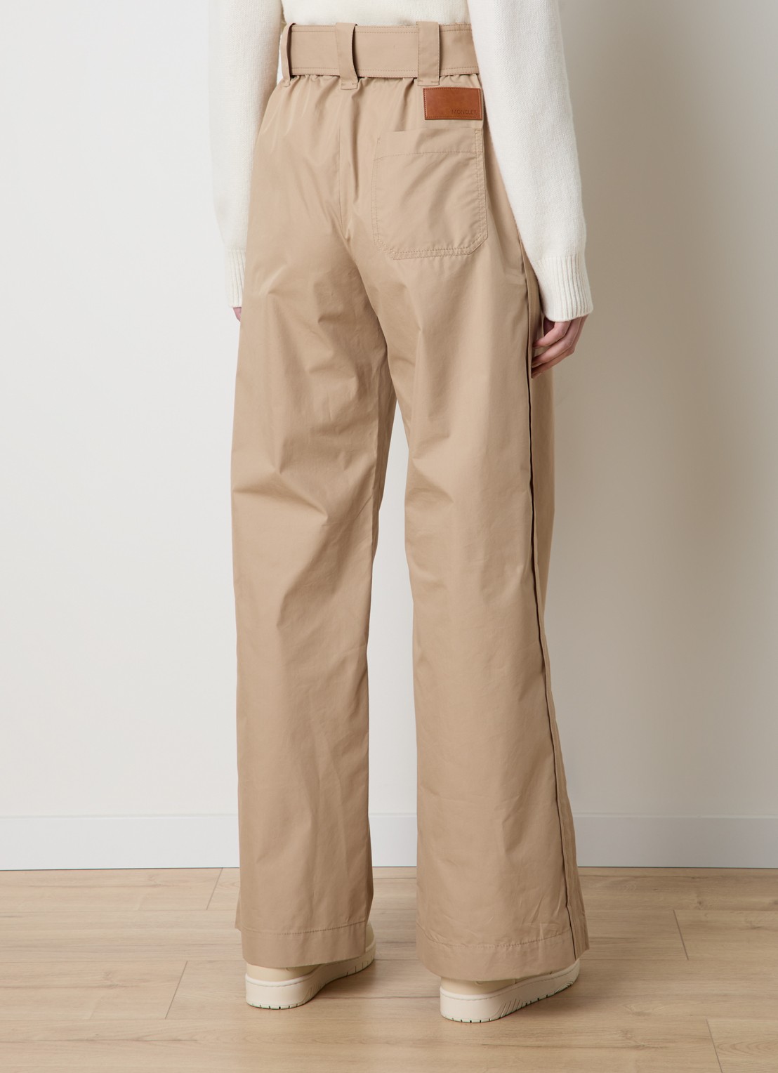 Moncler High waist loose fit chino met ceintuur - achterkant camel