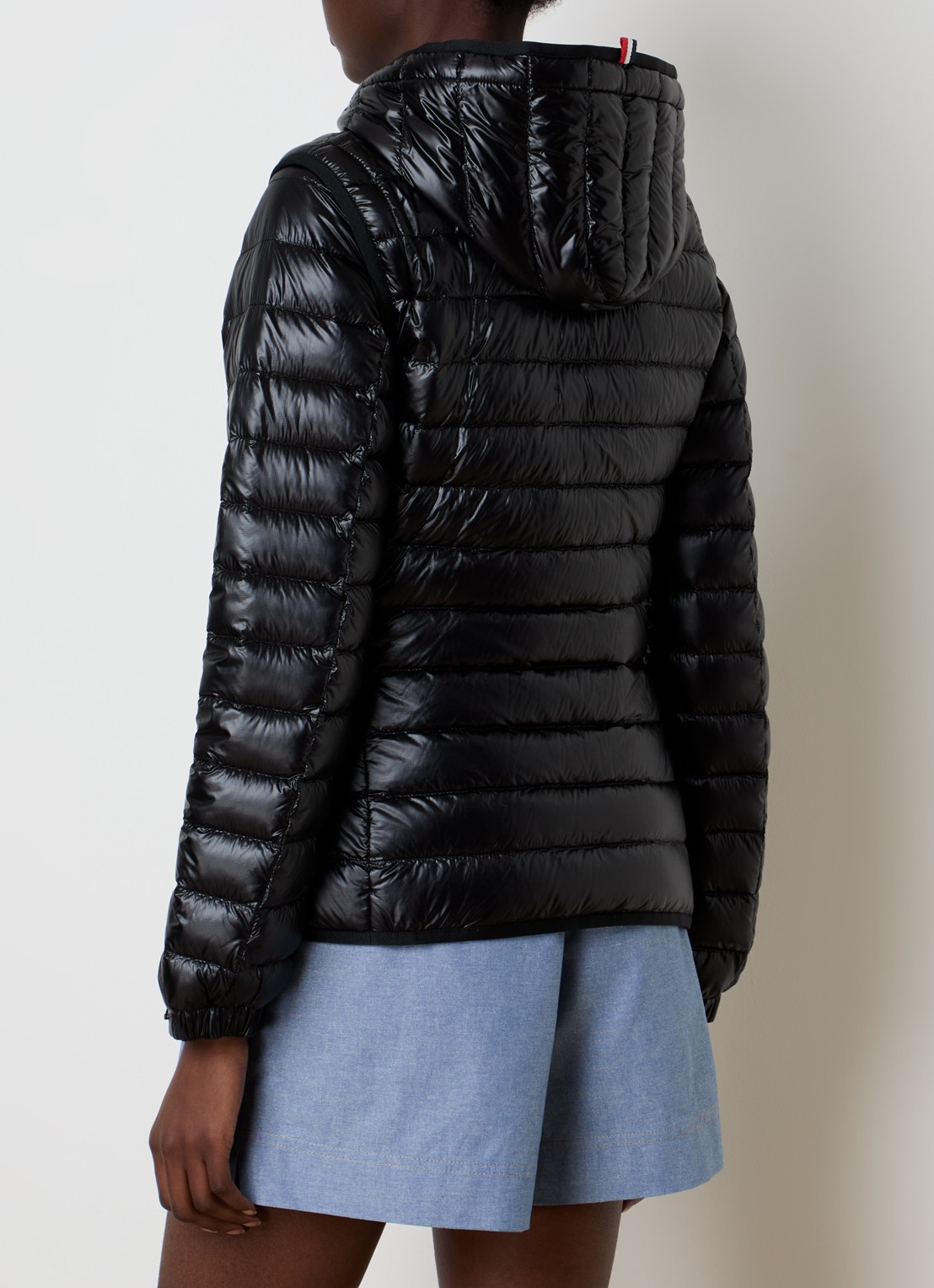 Moncler Karuras puffer jack met donsvulling en capuchon - achterkant zwart
