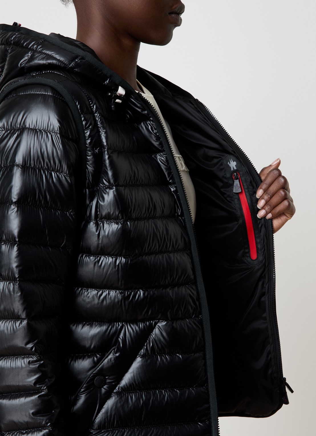 Moncler Karuras puffer jack met donsvulling en capuchon - detail 3 zwart