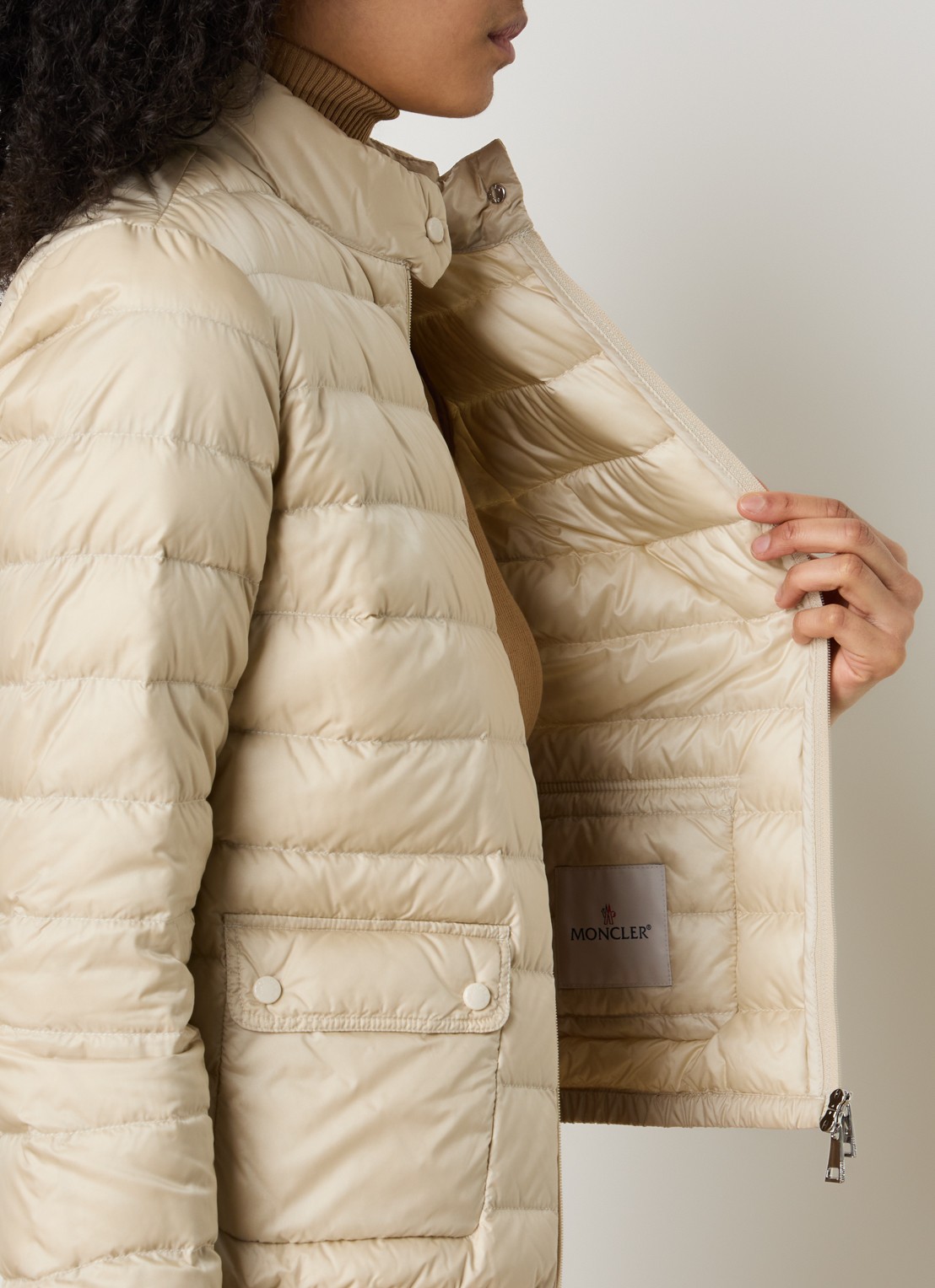 Moncler Lans gewatteerd jack met donsvulling en klepzakken - detail 4 beige