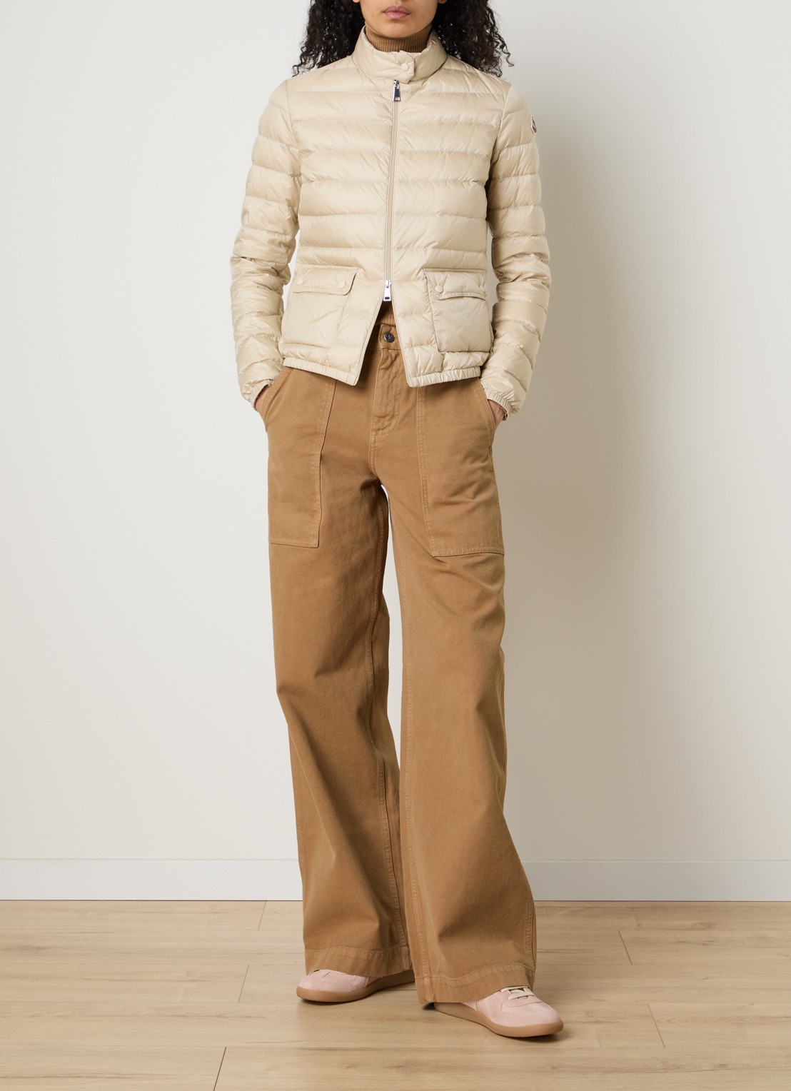 Moncler Lans gewatteerd jack met donsvulling en klepzakken - voorkant 2 beige