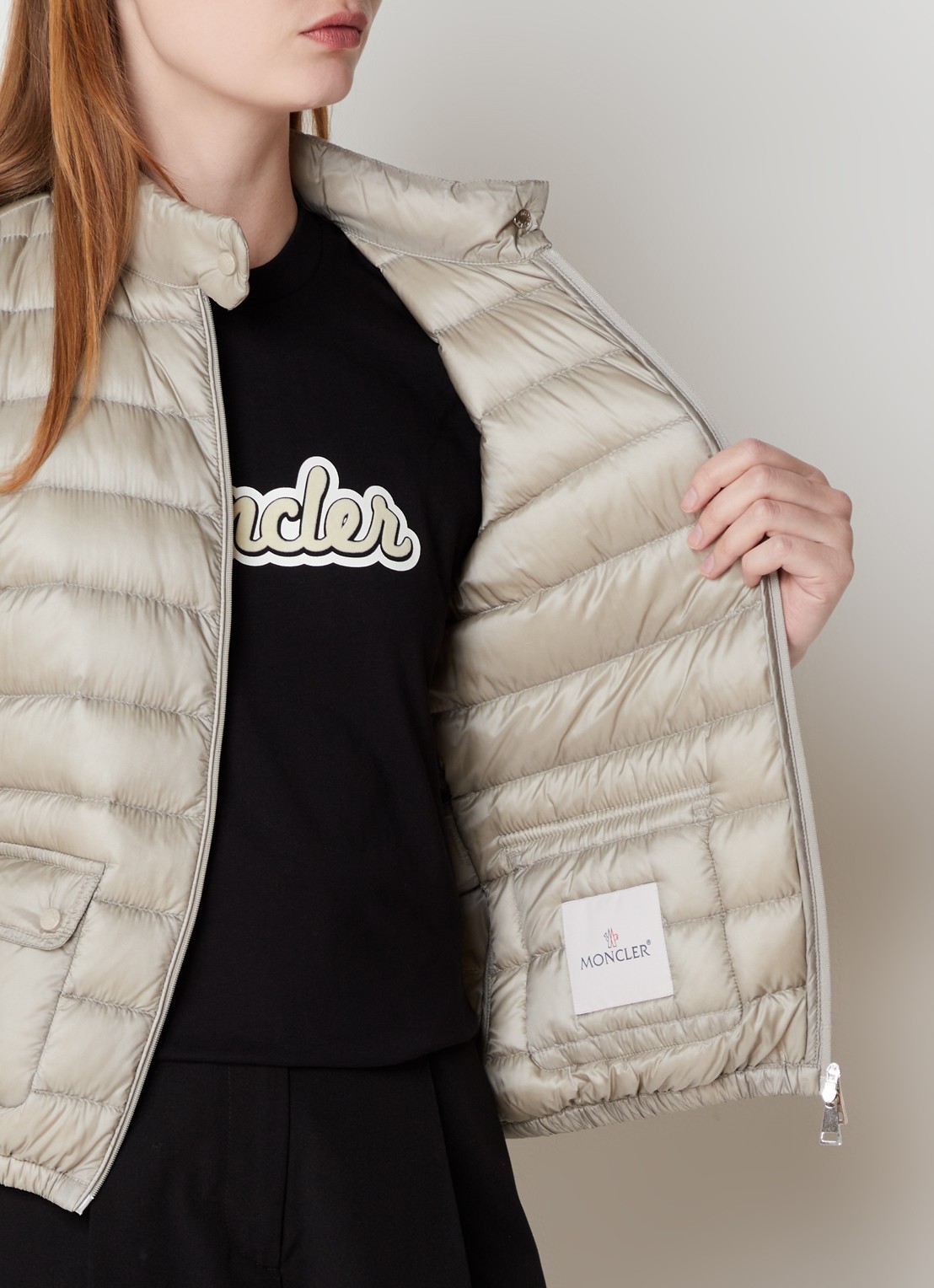 Moncler Lans gewatteerd jack met donsvulling met logoborduring - detail 4 donkerbeige