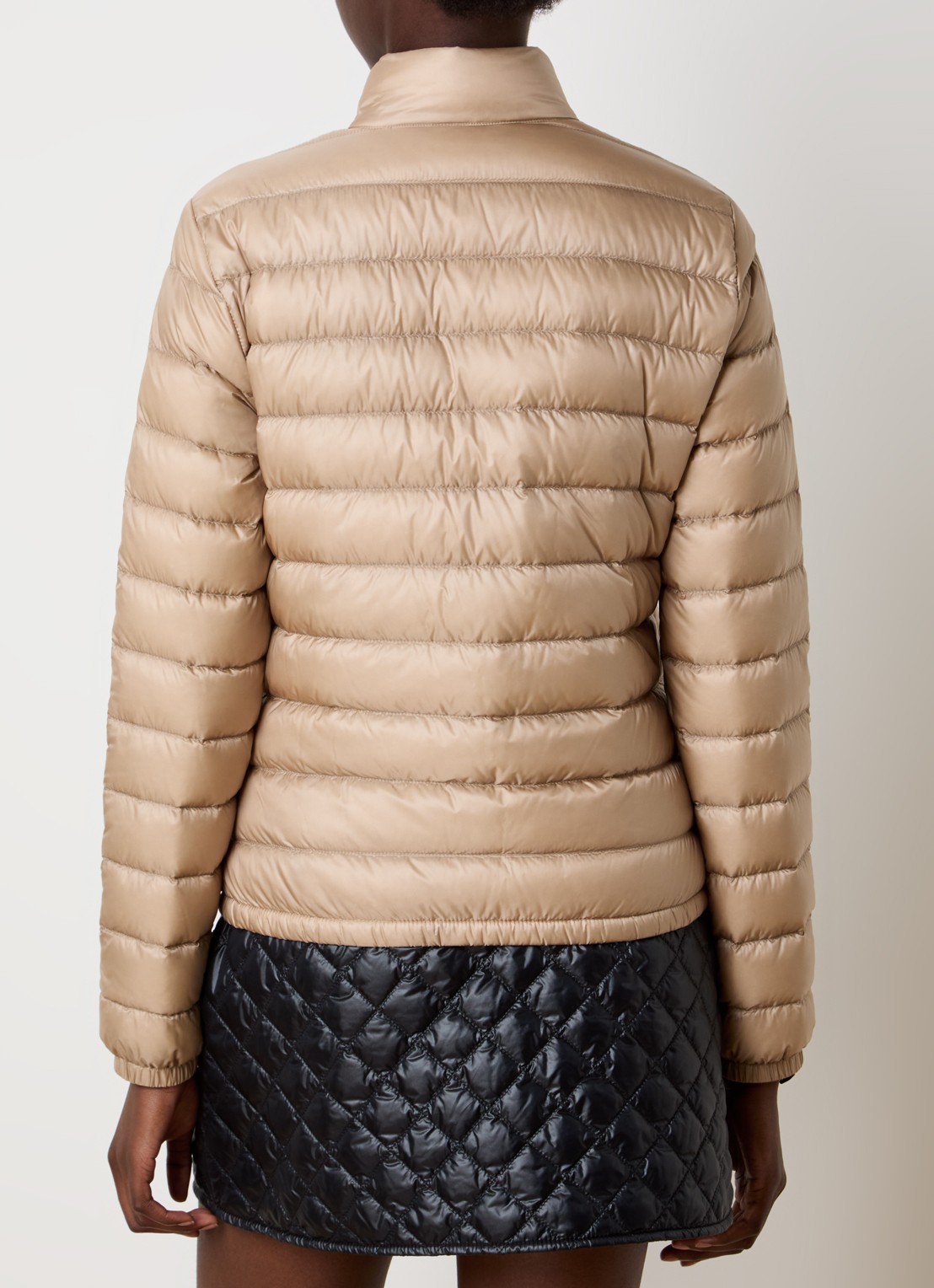 Moncler Lans gewatteerde jas met donsvulling en klepzakken - achterkant beige
