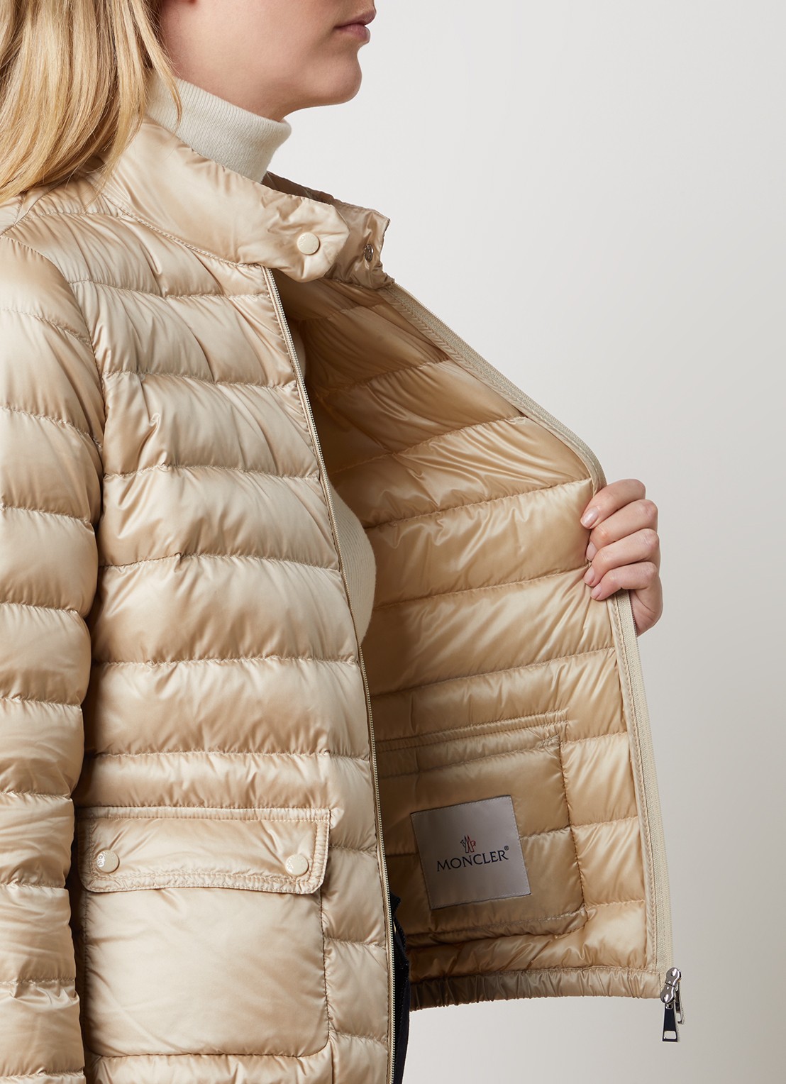 Moncler Lans puffer jack met donsvulling en klepzakken - detail 4 beige