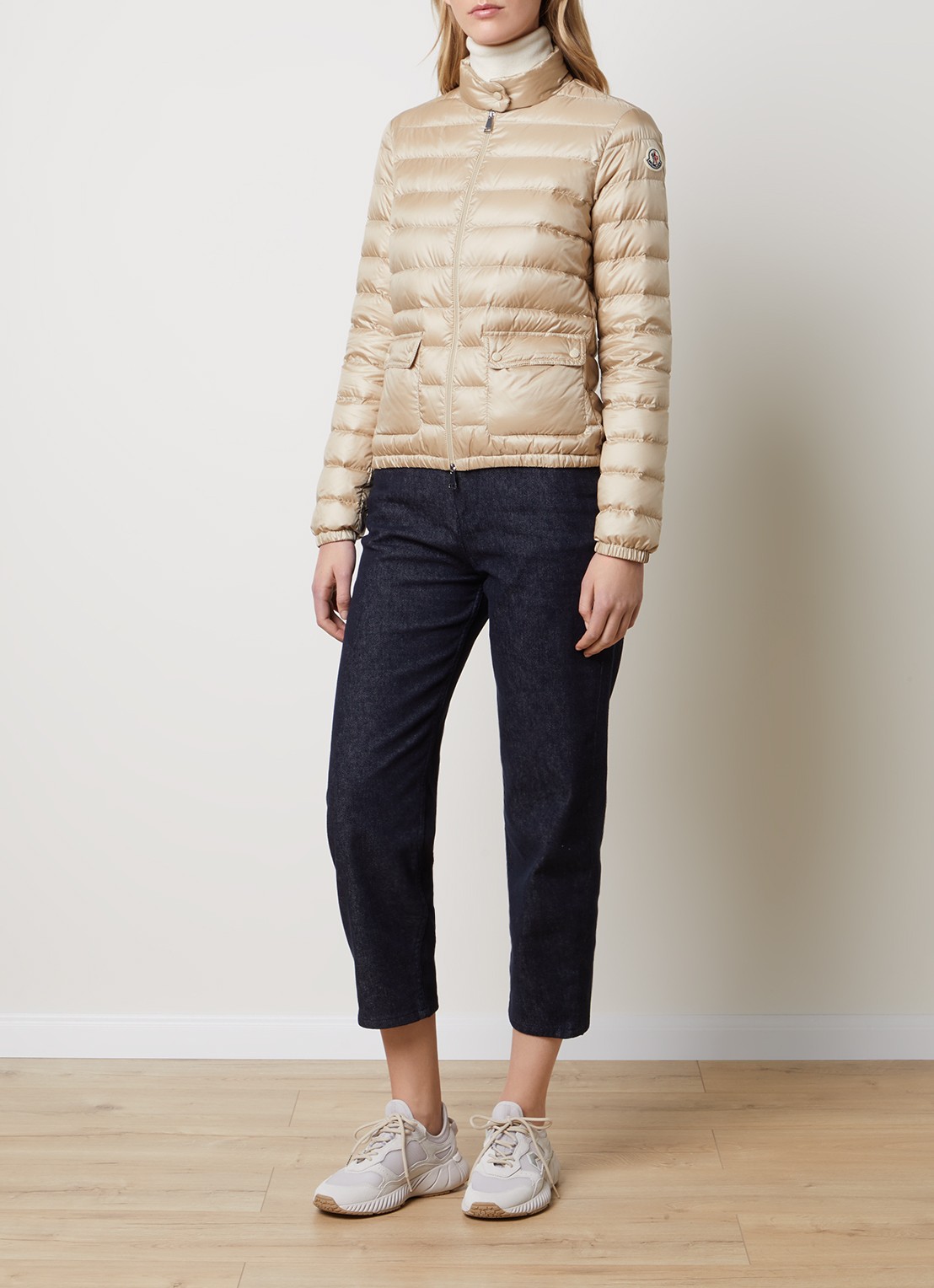 Moncler Lans puffer jack met donsvulling en klepzakken - voorkant 2 beige