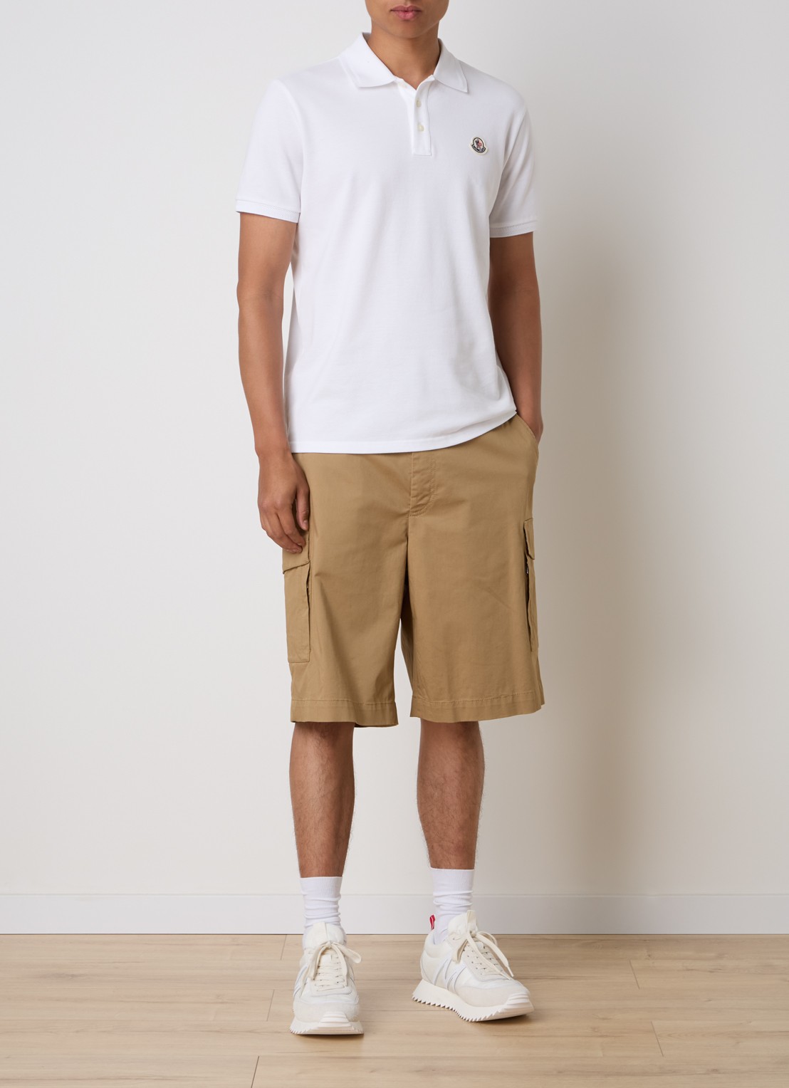 Moncler Loose fit korte cargobroek met steekzakken - voorkant 2 camel