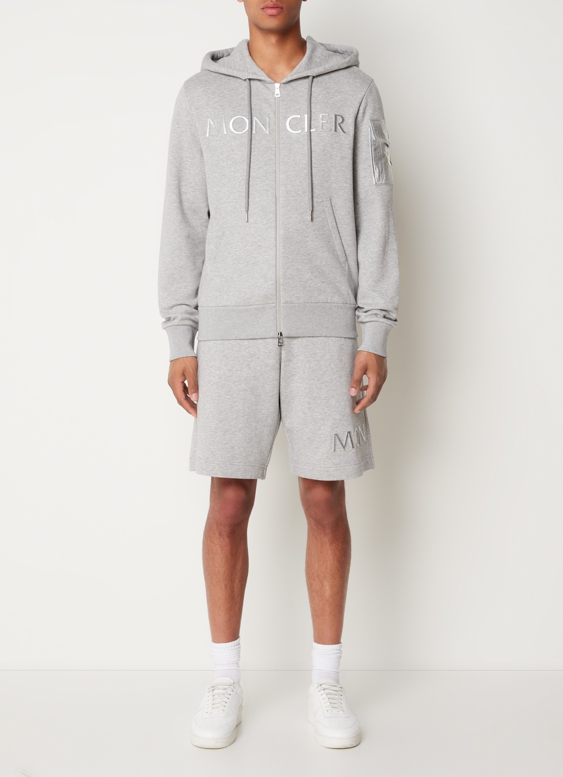 Moncler Loose fit korte joggingbroek met logo en metallic details - voorkant 3 grijsmele